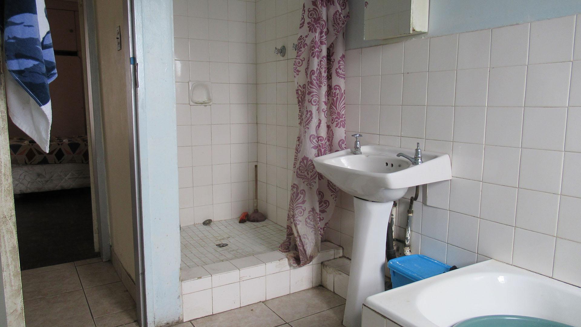 Bathroom 1 - 9 square meters of property in Haddon