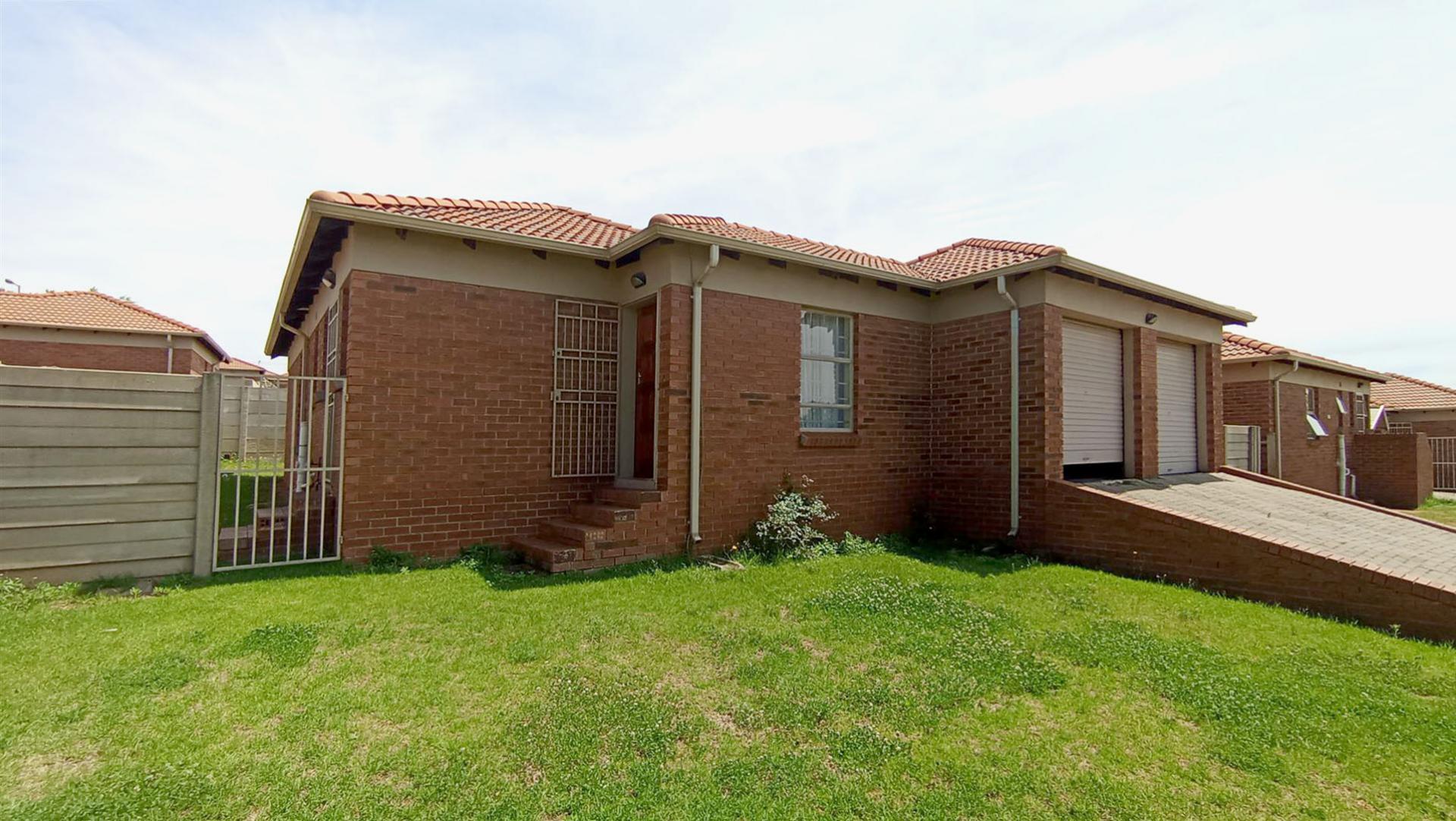 Front View of property in Olievenhoutbos