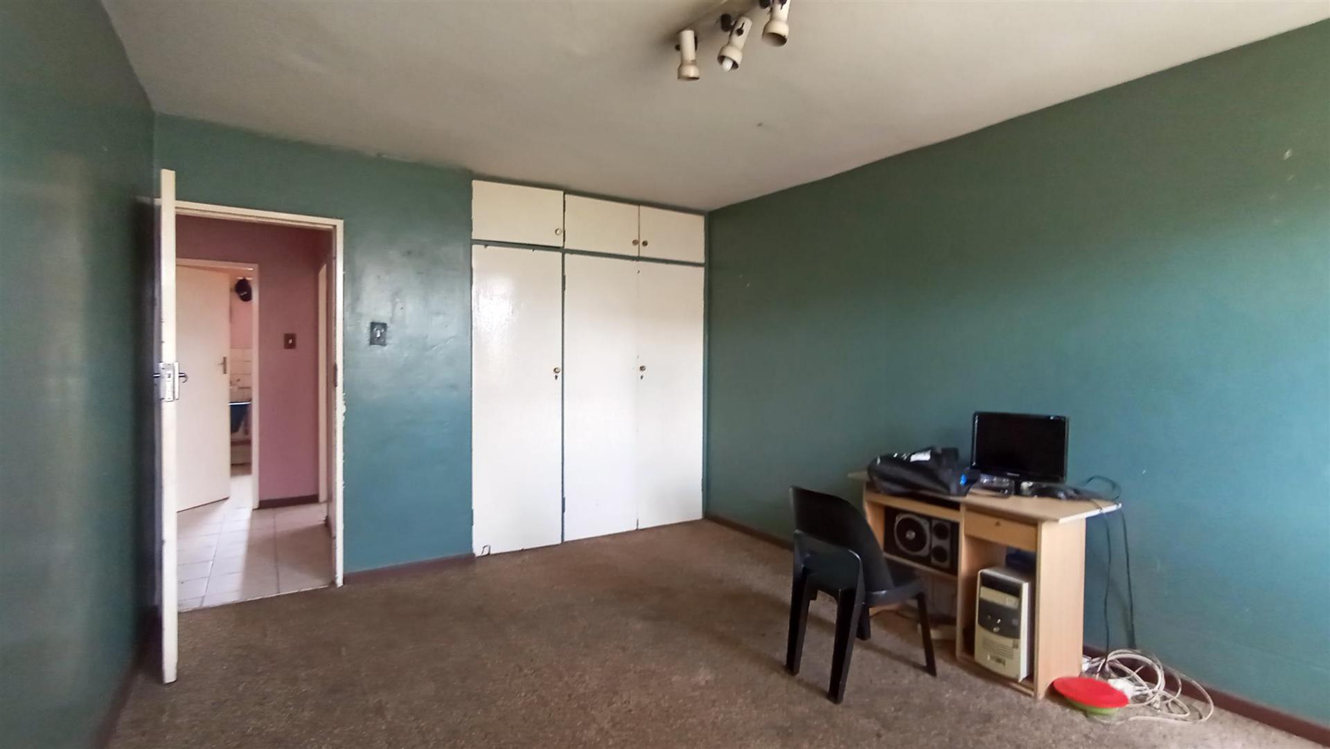 Main Bedroom - 20 square meters of property in Sunnyside