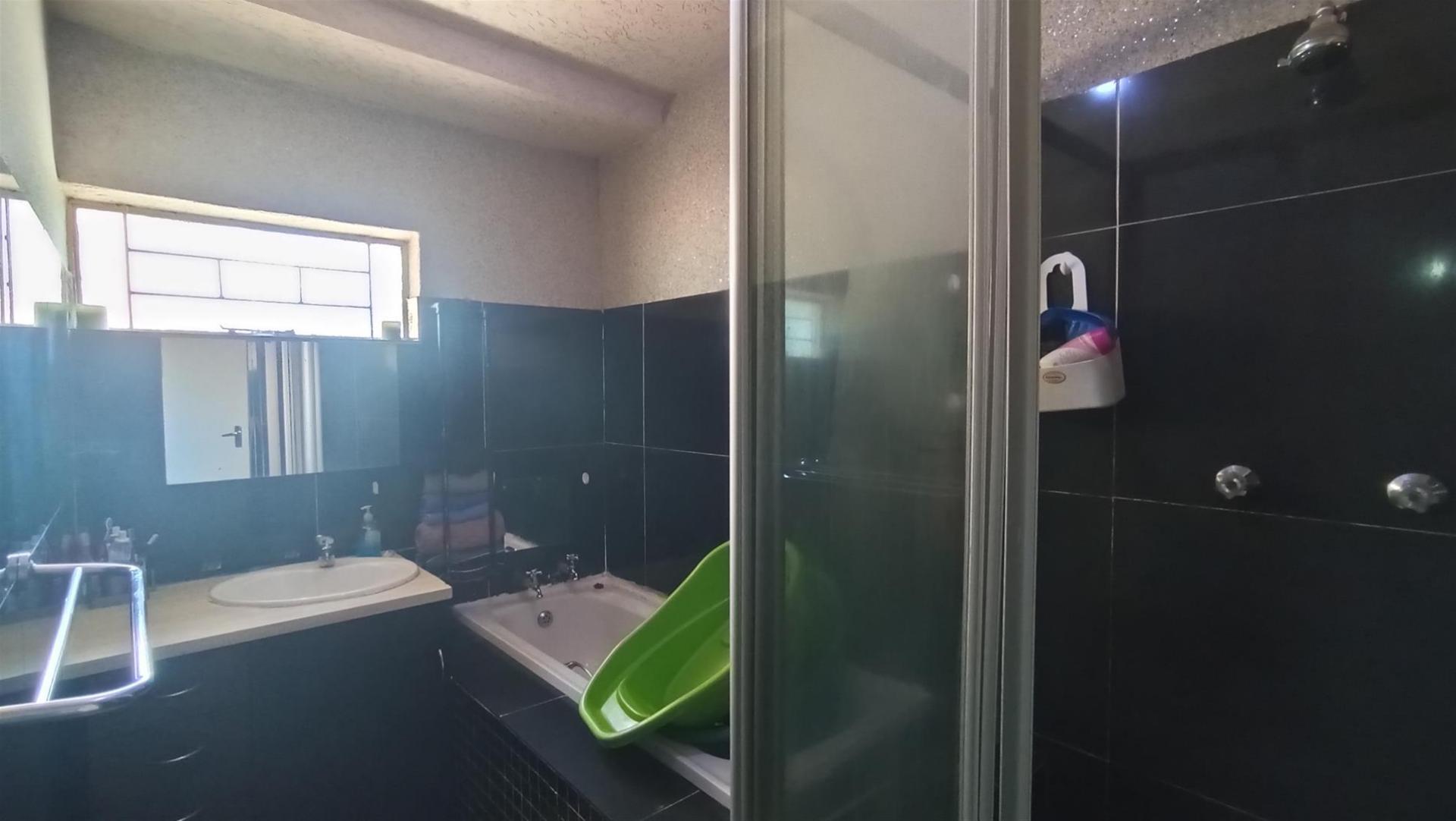 Bathroom 1 - 11 square meters of property in Vanderbijlpark