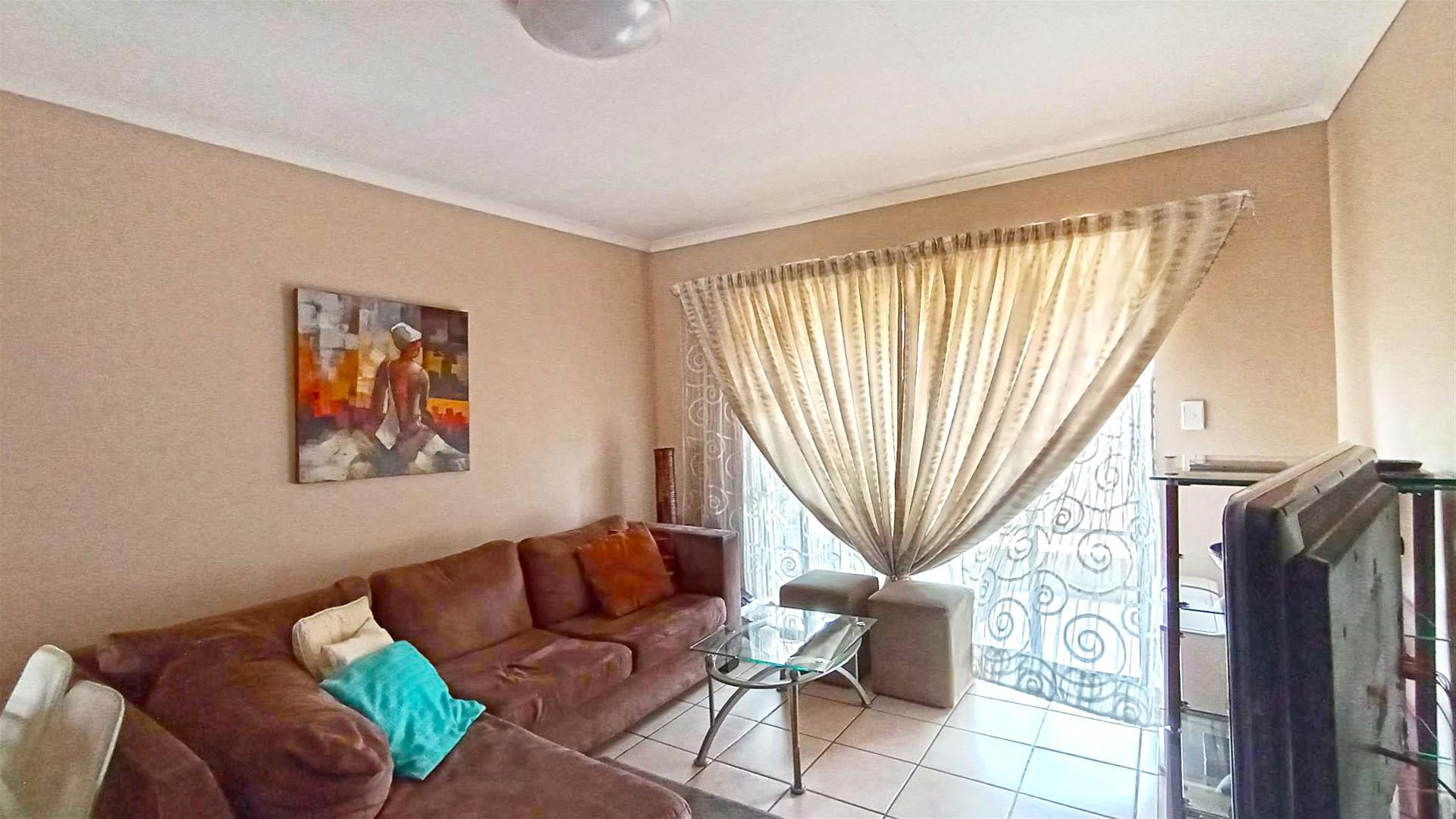 Lounges - 29 square meters of property in Parkrand