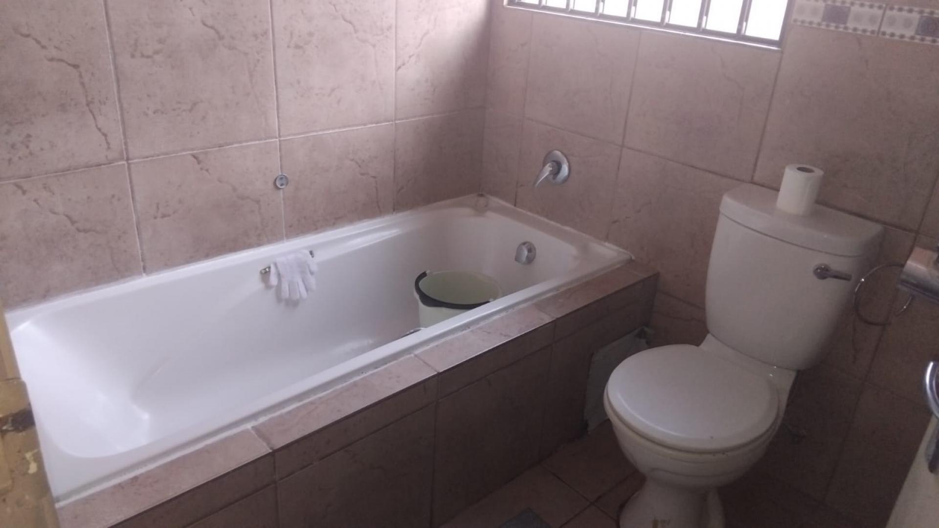 Bathroom 1 of property in Fleurhof