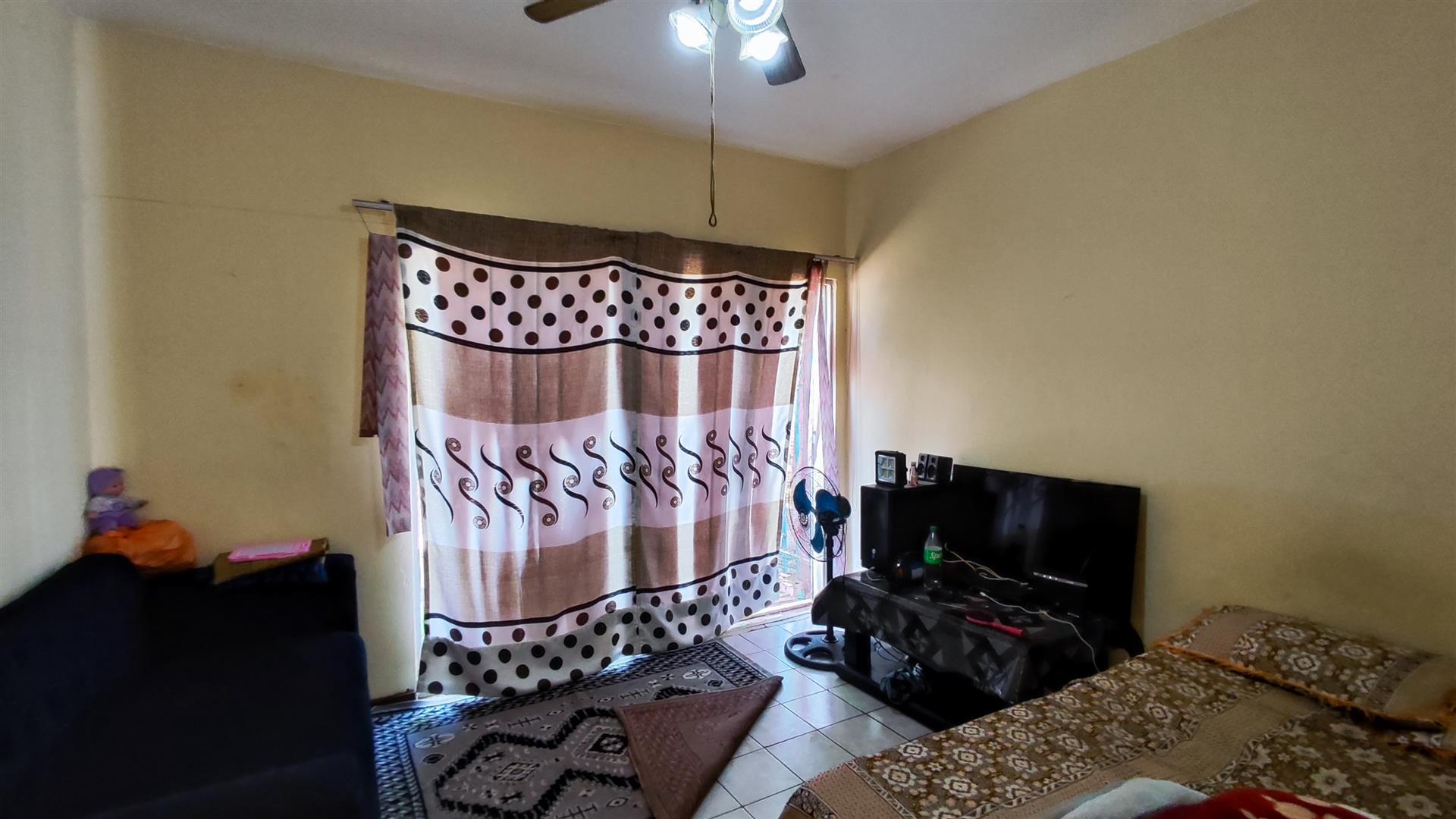 Lounges - 14 square meters of property in Vanderbijlpark