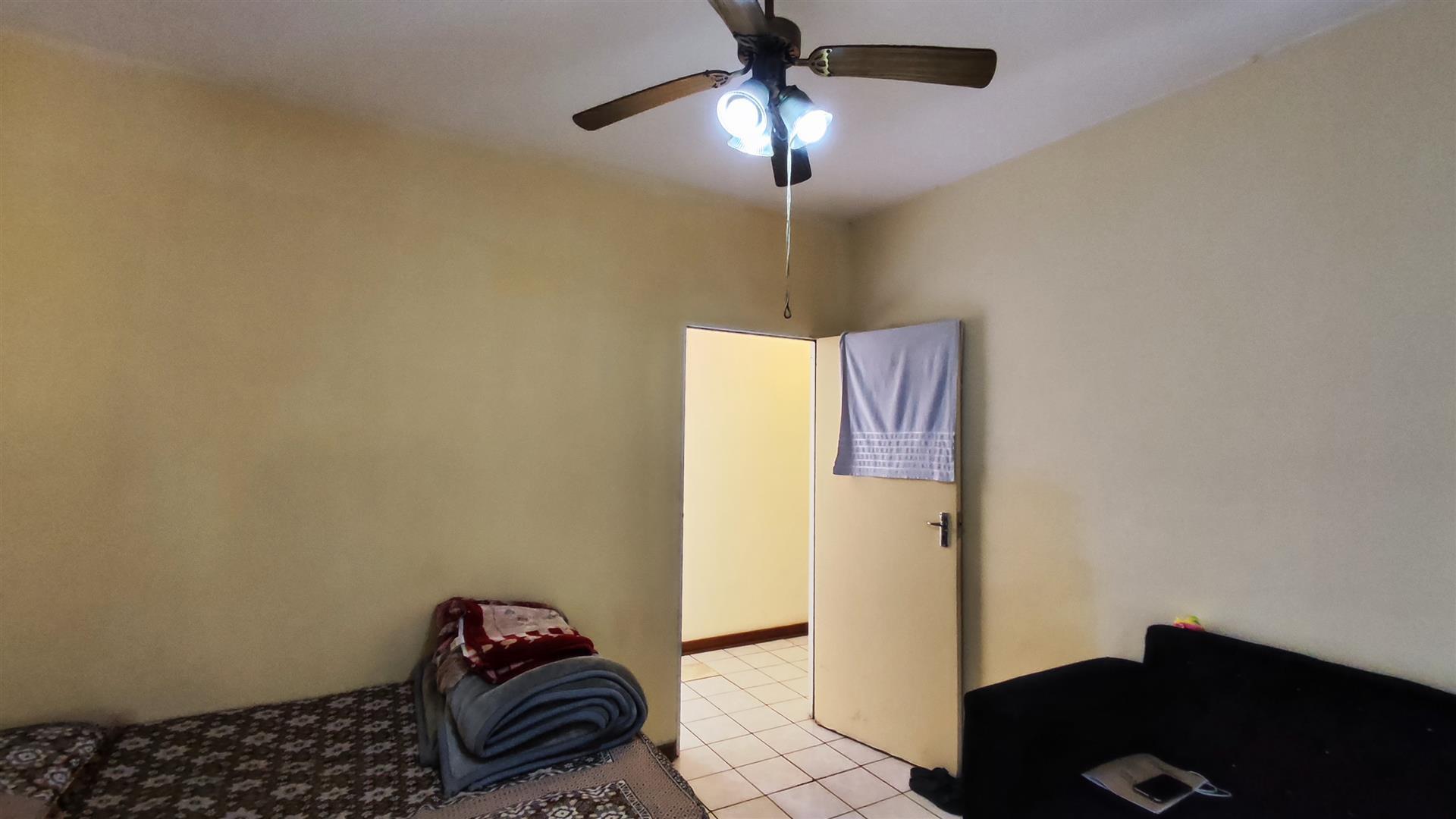 Lounges - 14 square meters of property in Vanderbijlpark