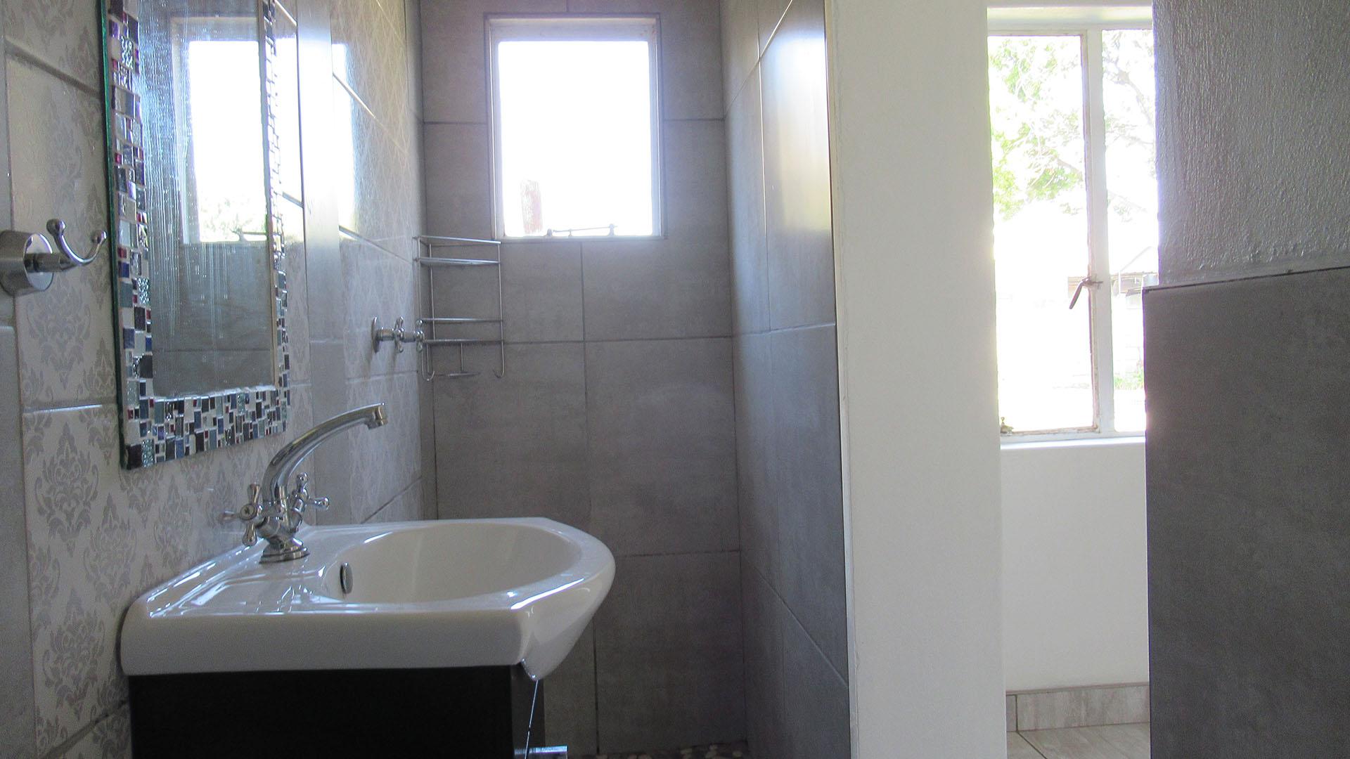 Bathroom 2 - 3 square meters of property in Northmead