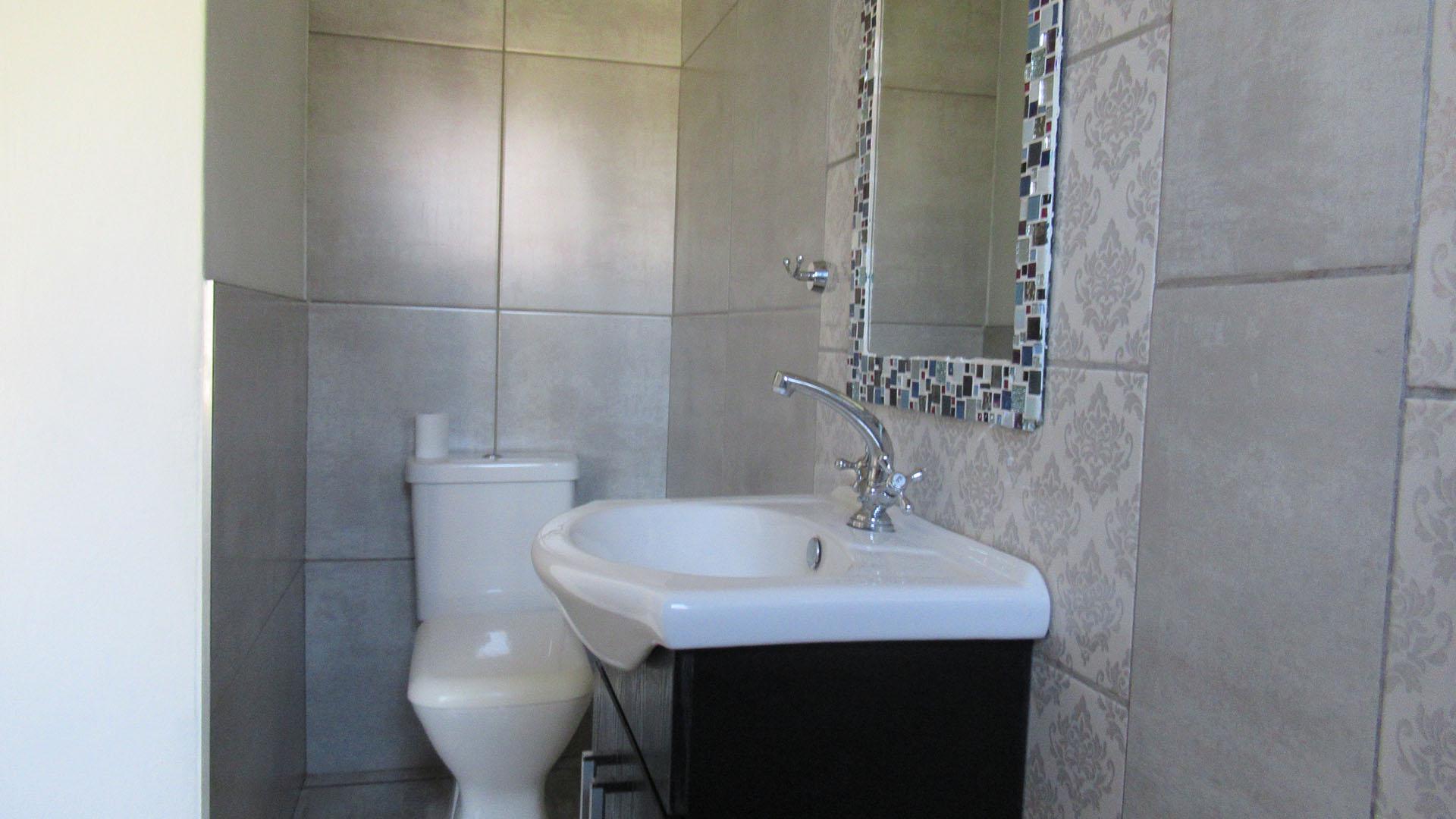 Bathroom 2 - 3 square meters of property in Northmead