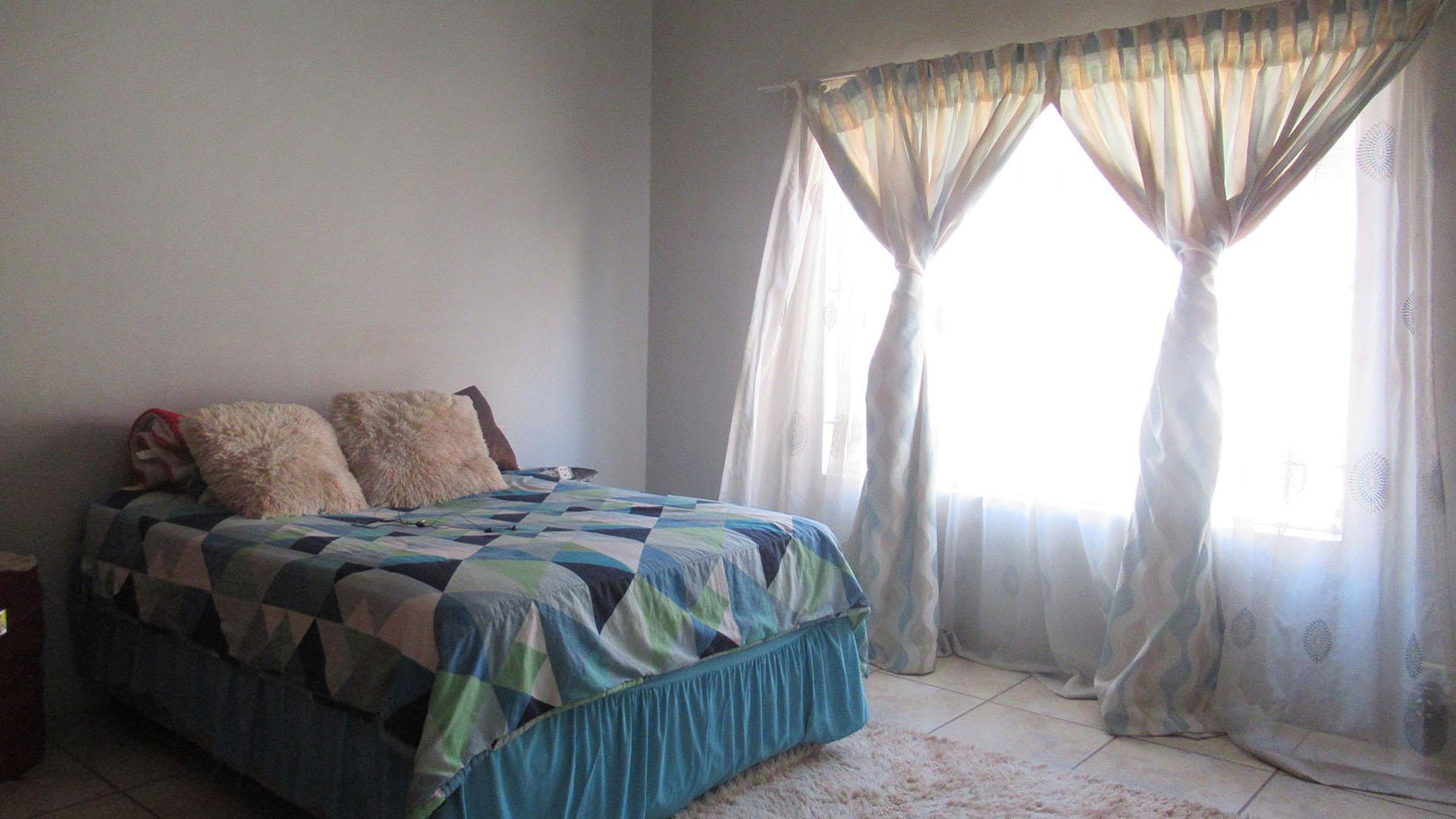 Bed Room 1 - 17 square meters of property in Kenilworth - JHB