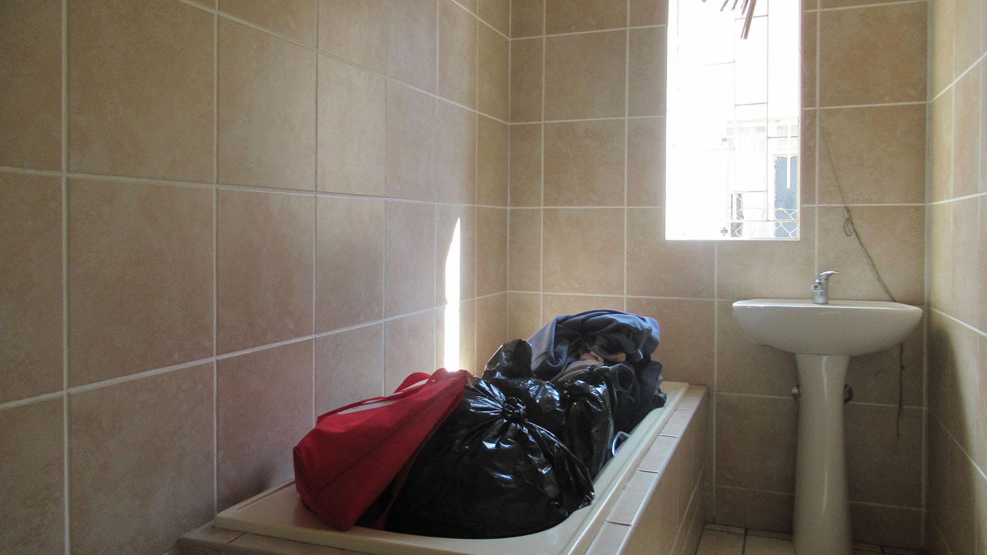 Bathroom 1 - 5 square meters of property in Kenilworth - JHB