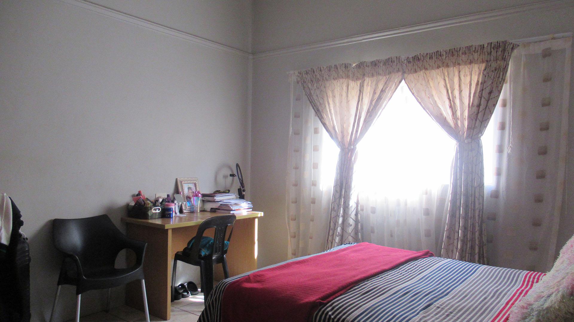 Bed Room 2 - 17 square meters of property in Kenilworth - JHB
