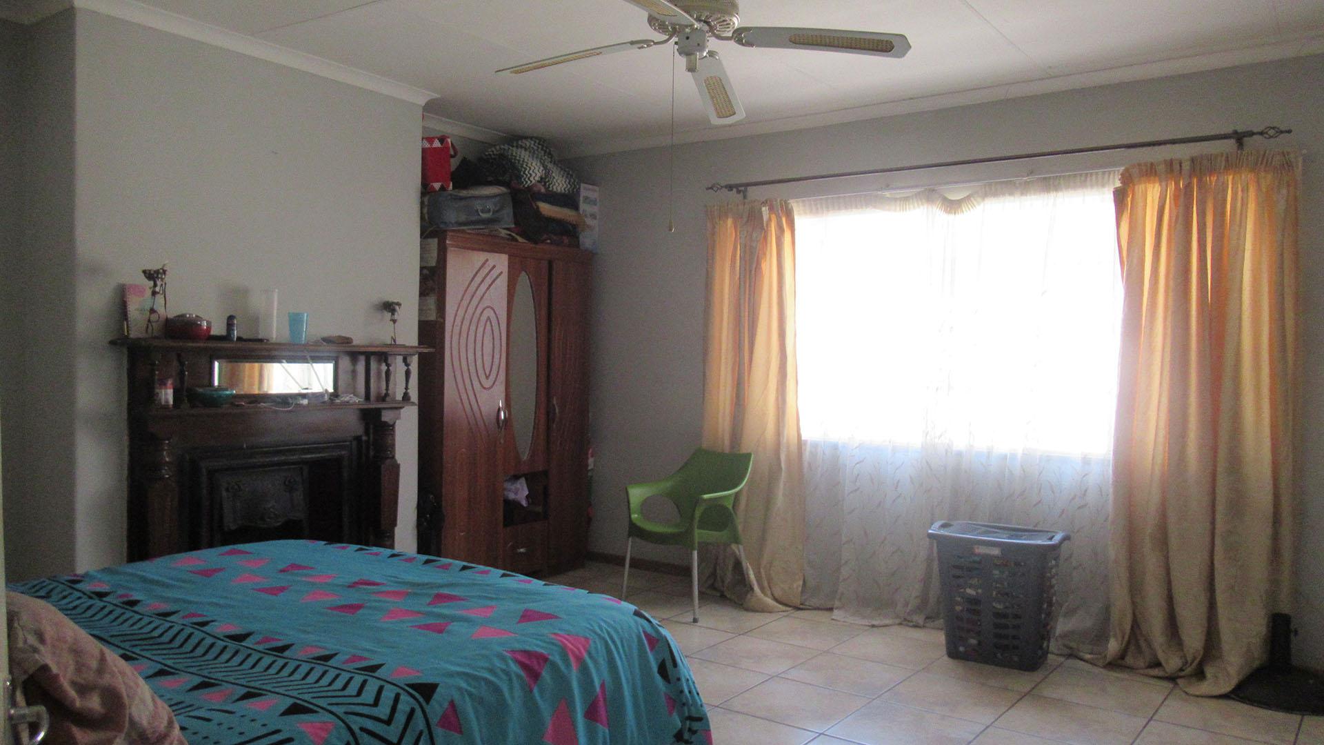 Main Bedroom - 25 square meters of property in Kenilworth - JHB