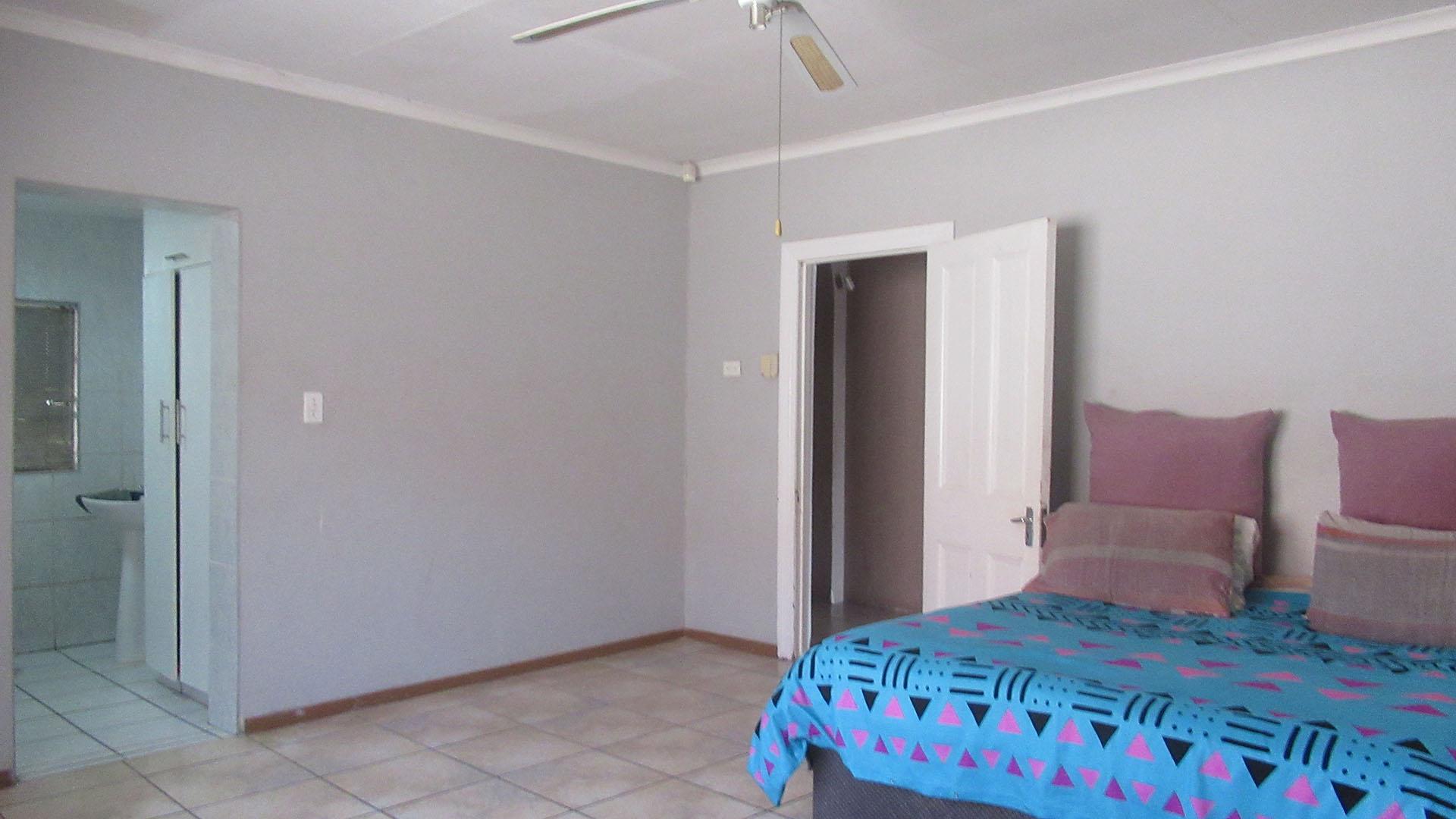 Main Bedroom - 25 square meters of property in Kenilworth - JHB