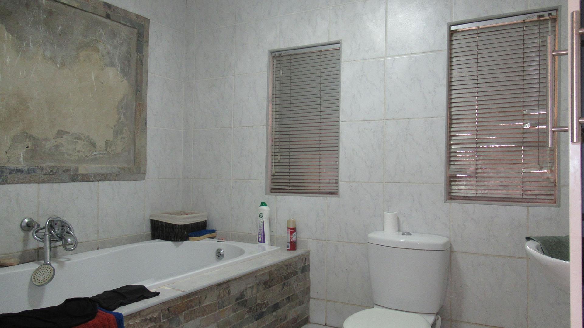 Main Bathroom - 6 square meters of property in Kenilworth - JHB