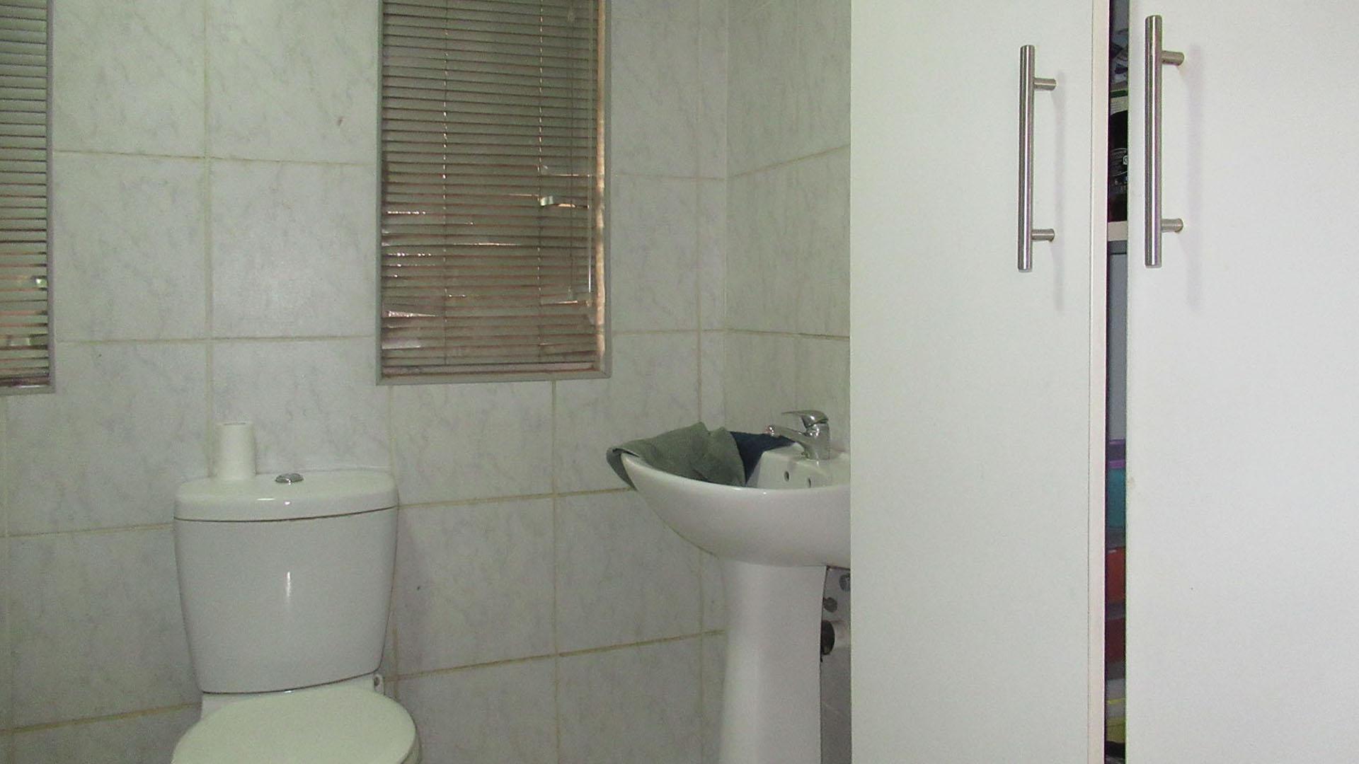 Main Bathroom - 6 square meters of property in Kenilworth - JHB