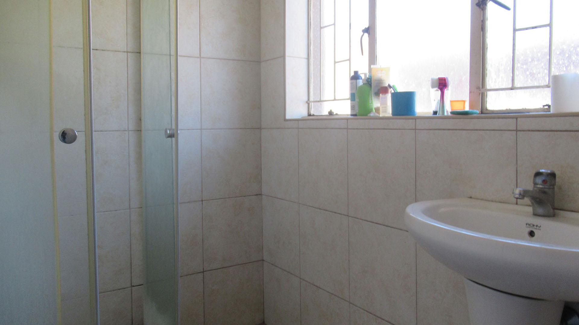 Bathroom 2 - 4 square meters of property in Kenilworth - JHB