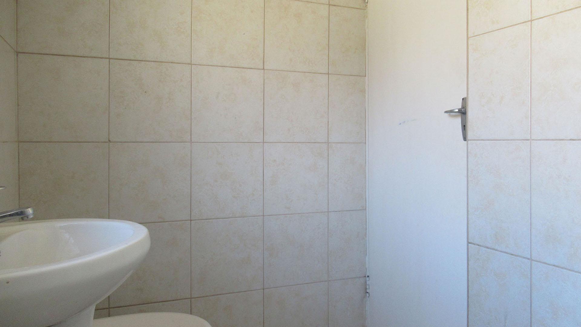 Bathroom 2 - 4 square meters of property in Kenilworth - JHB