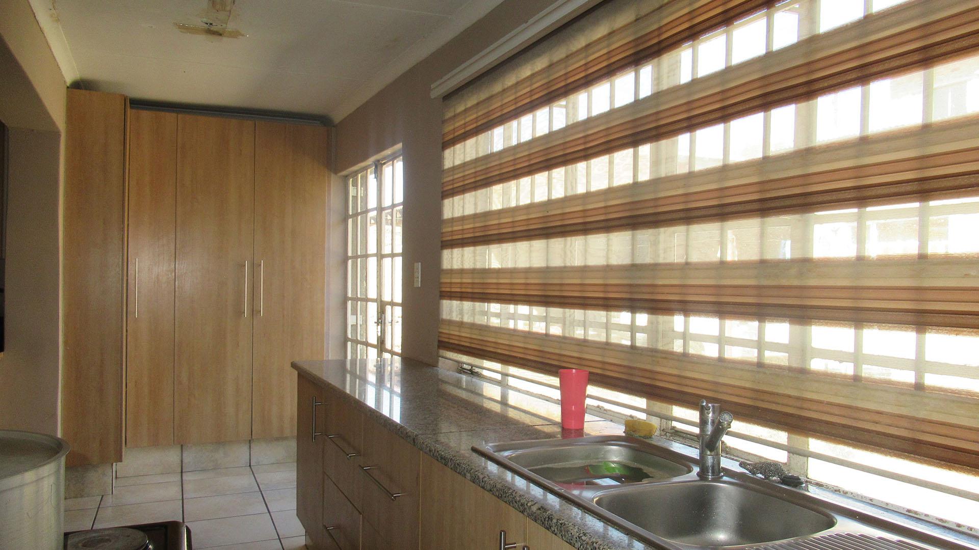 Kitchen - 26 square meters of property in Kenilworth - JHB