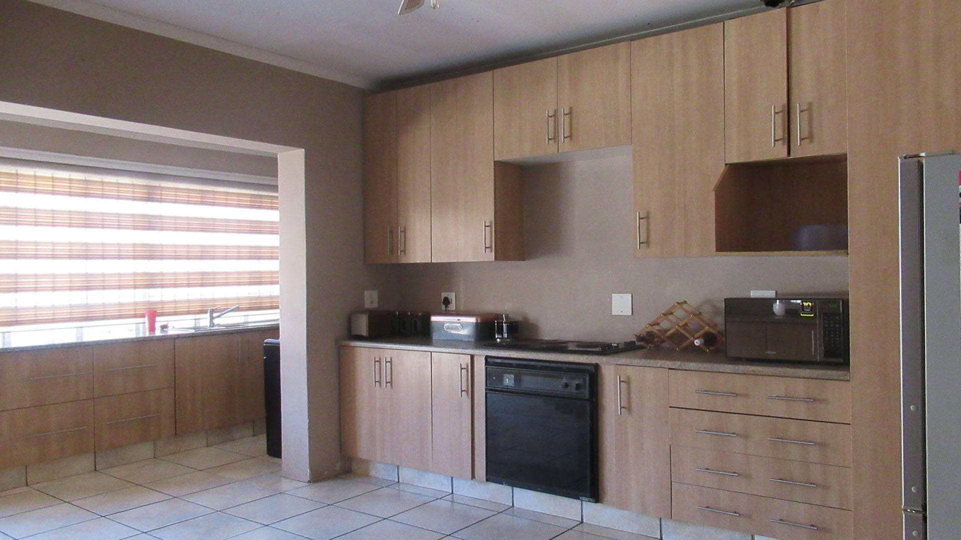 Kitchen - 26 square meters of property in Kenilworth - JHB