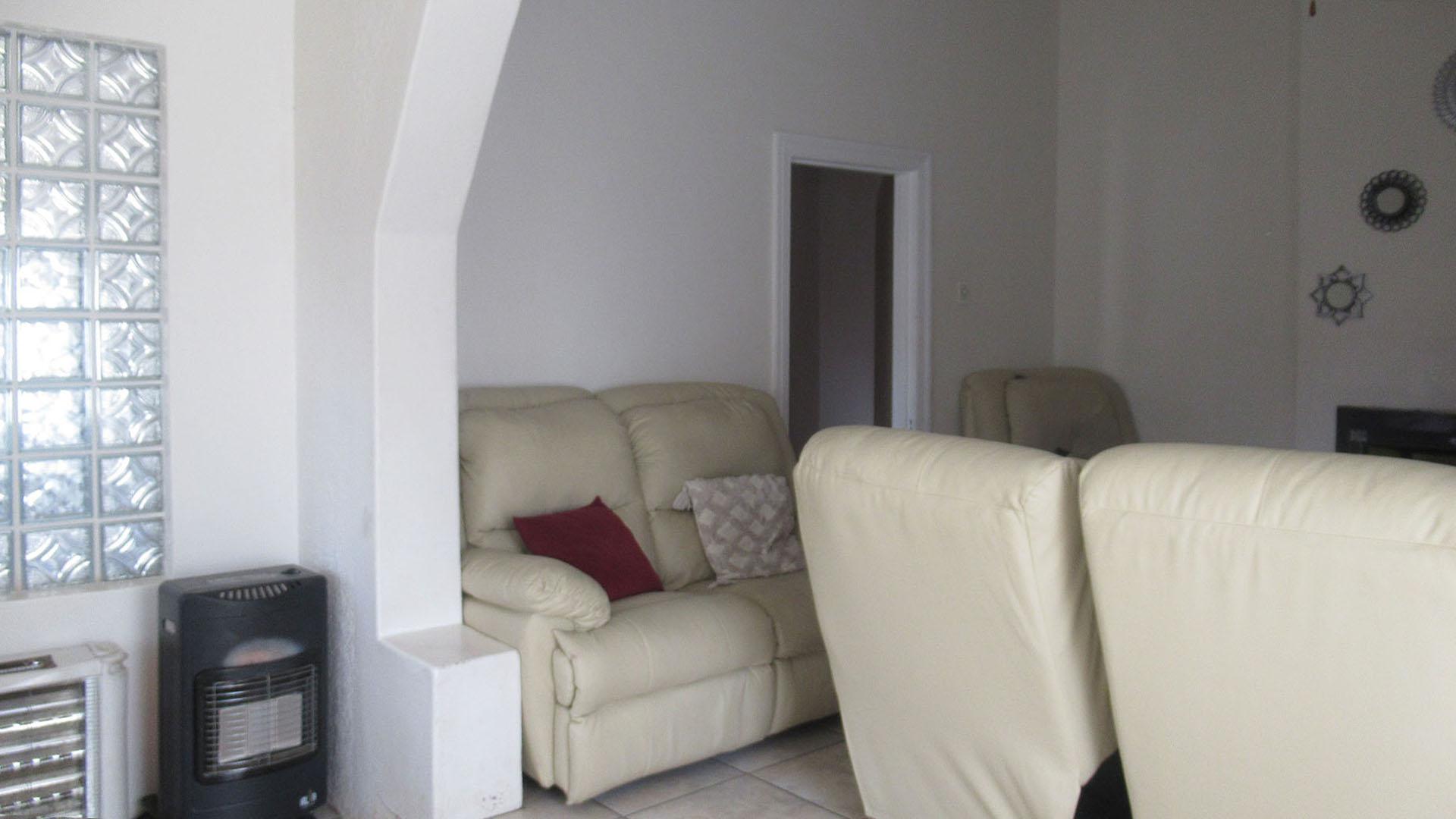 Lounges - 25 square meters of property in Kenilworth - JHB