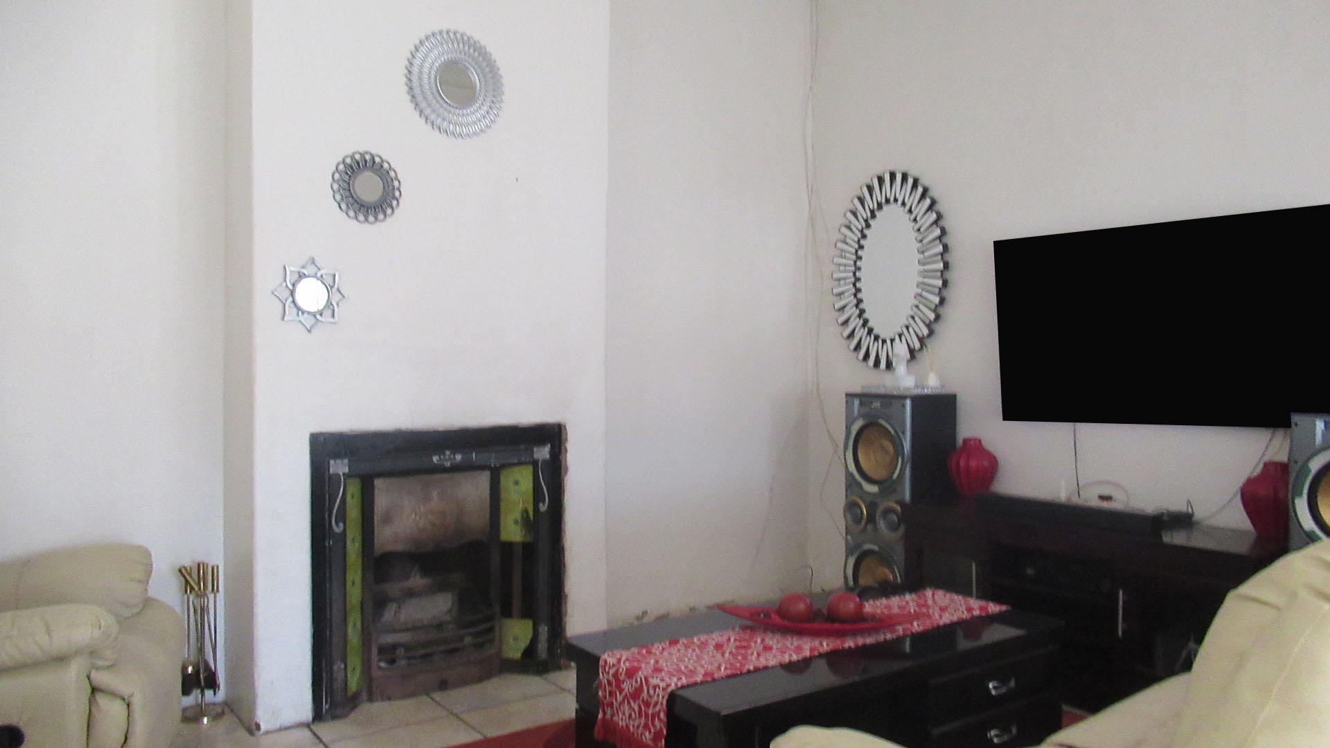 Lounges - 25 square meters of property in Kenilworth - JHB