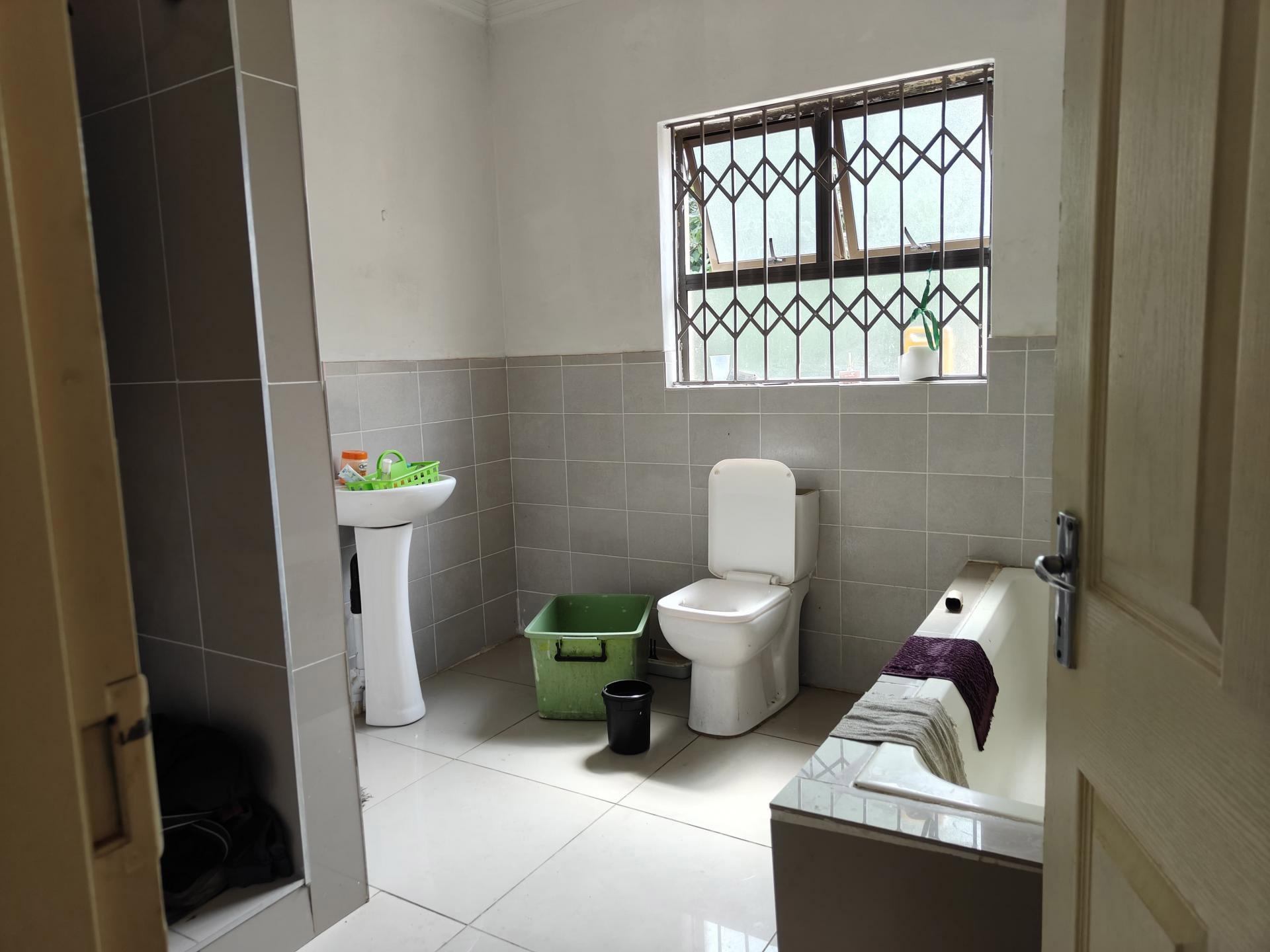 Bathroom 2 - 9 square meters of property in Rayton