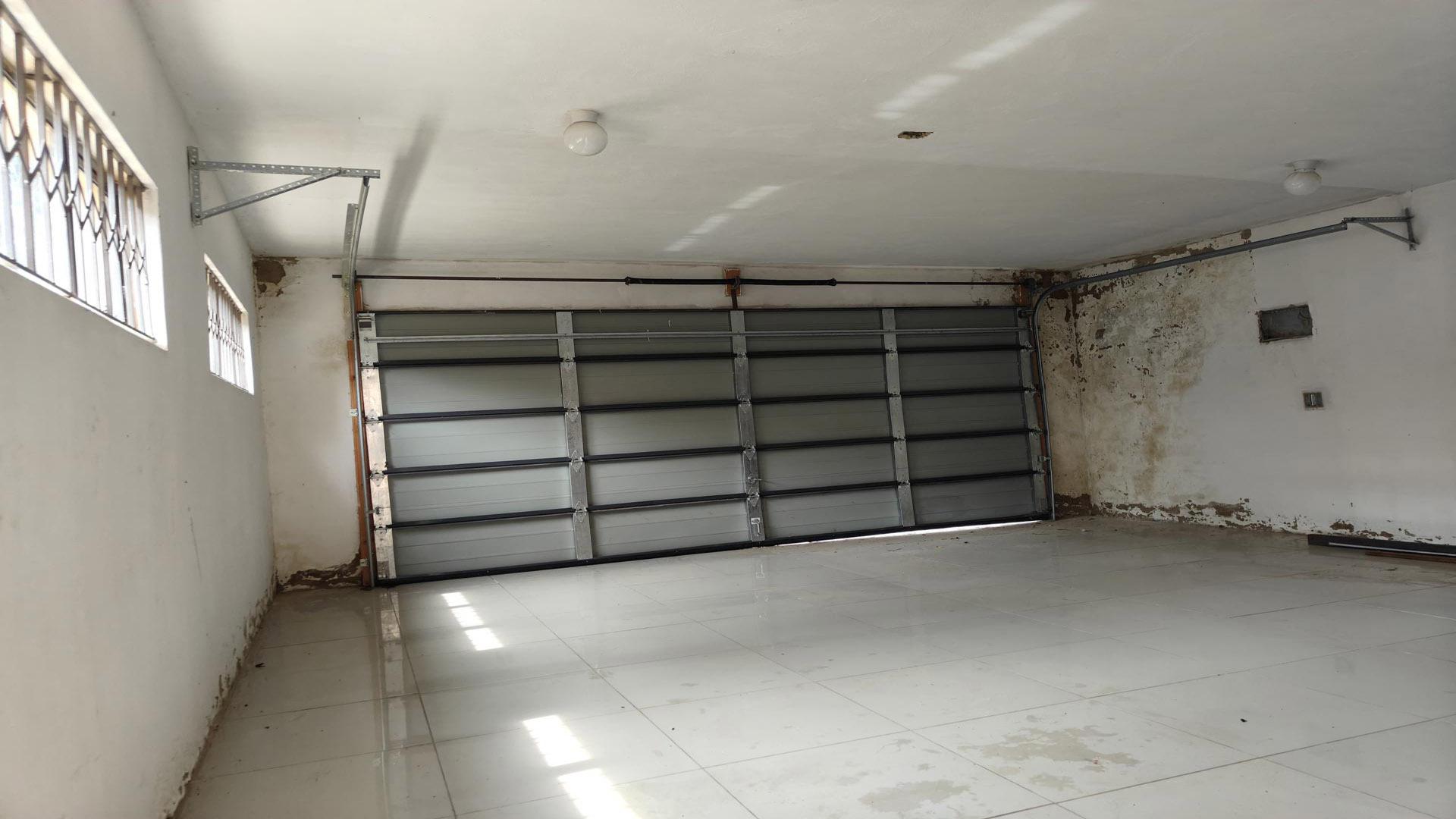 Garage - 54 square meters of property in Rayton