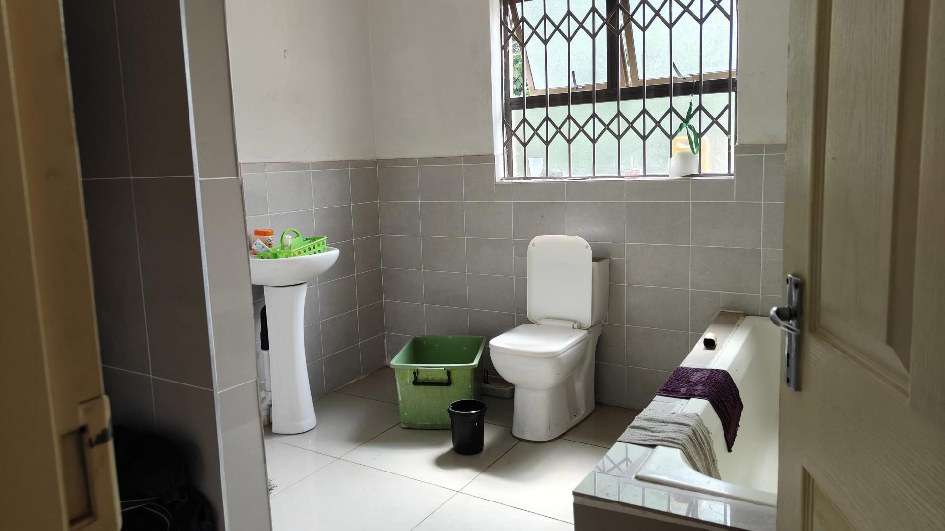 Bathroom 2 - 9 square meters of property in Rayton