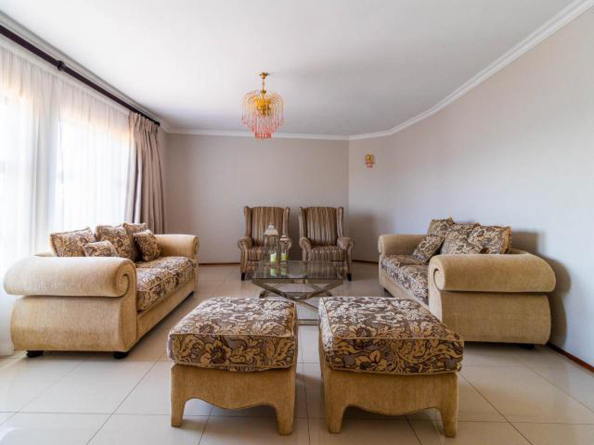 Lounges of property in Winchester Hills