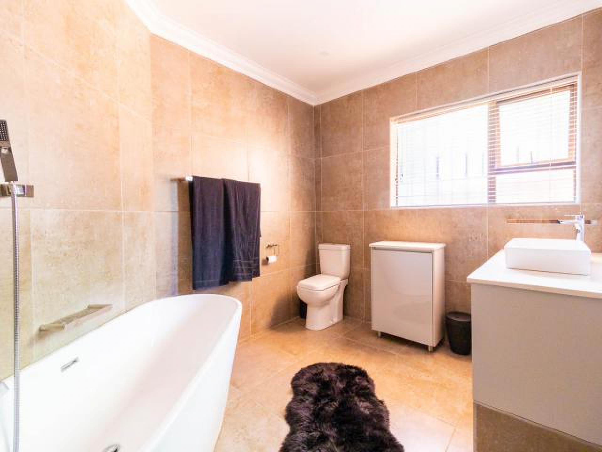 Bathroom 1 of property in Winchester Hills