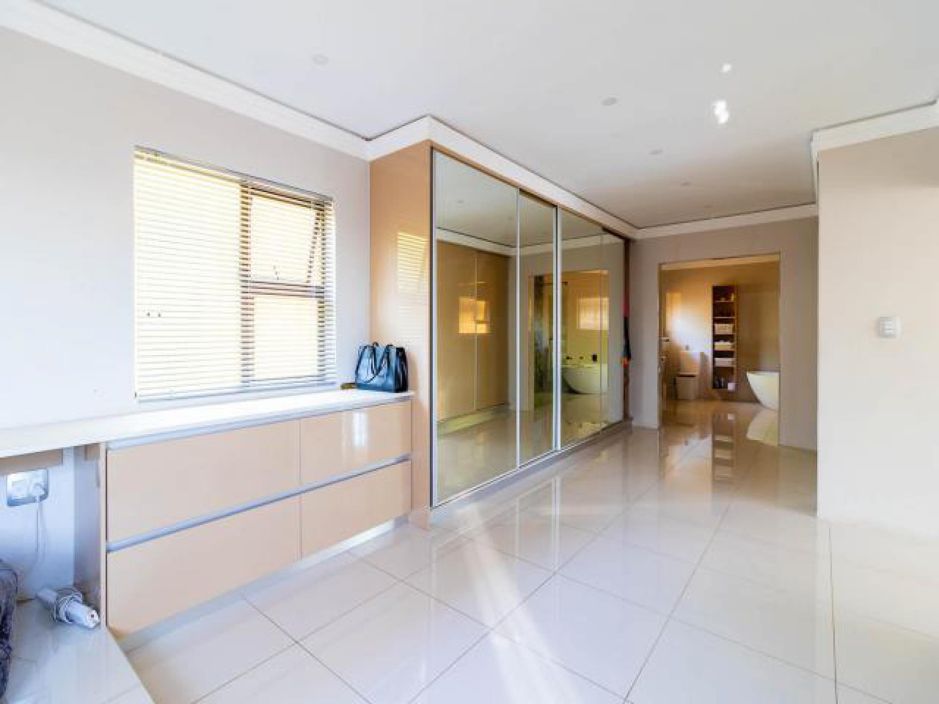 Main Bedroom of property in Winchester Hills