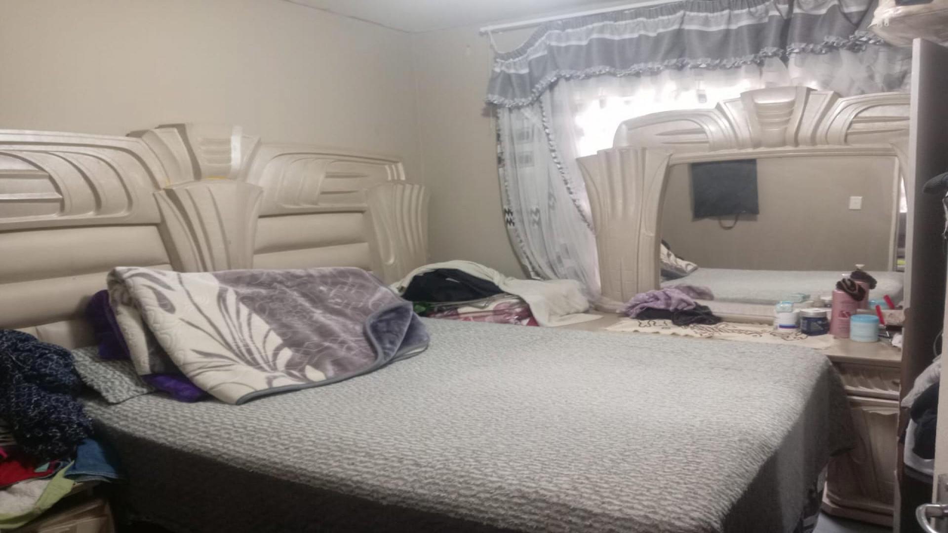 Bed Room 1 of property in Commercia