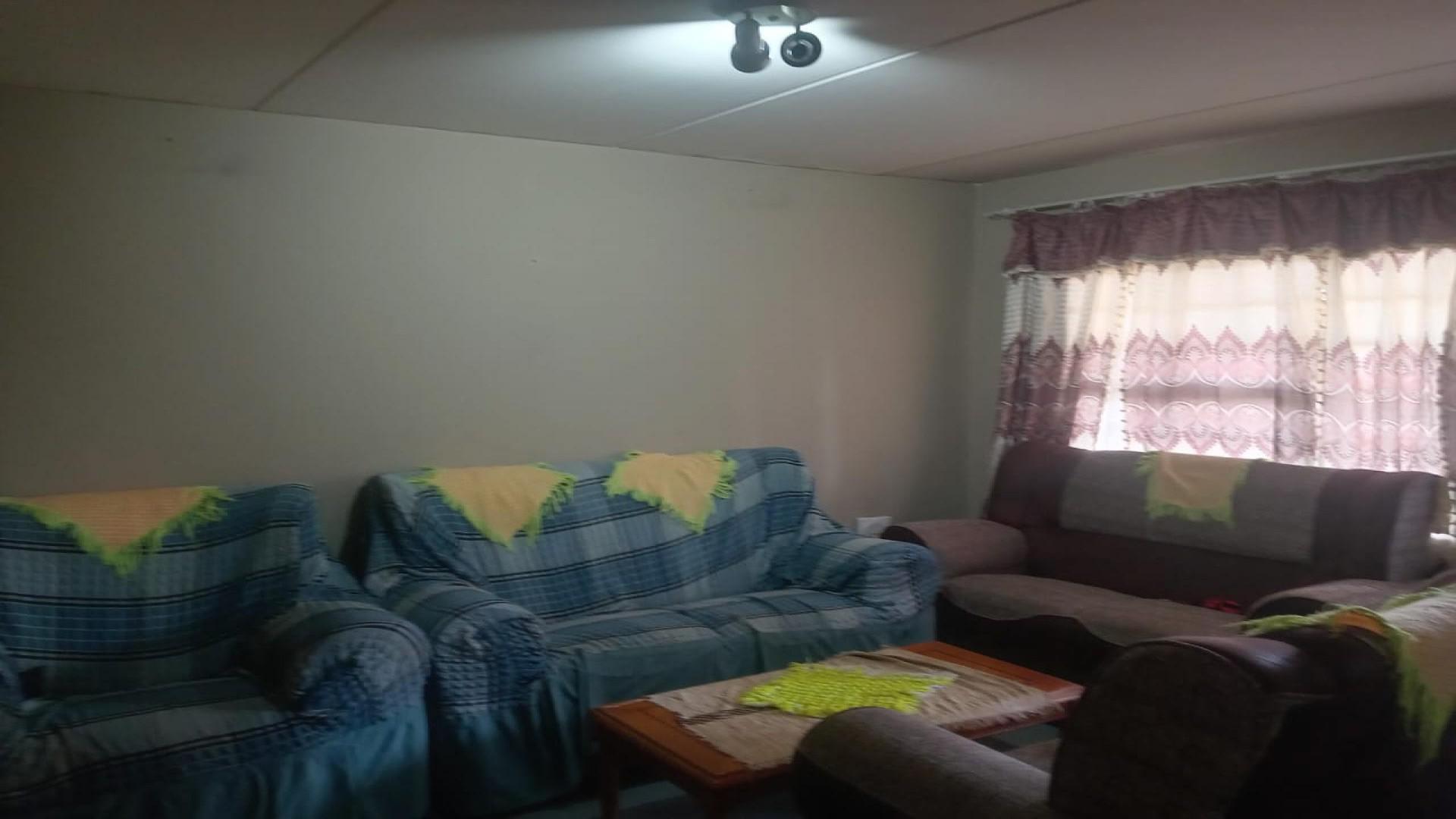 Lounges of property in Commercia