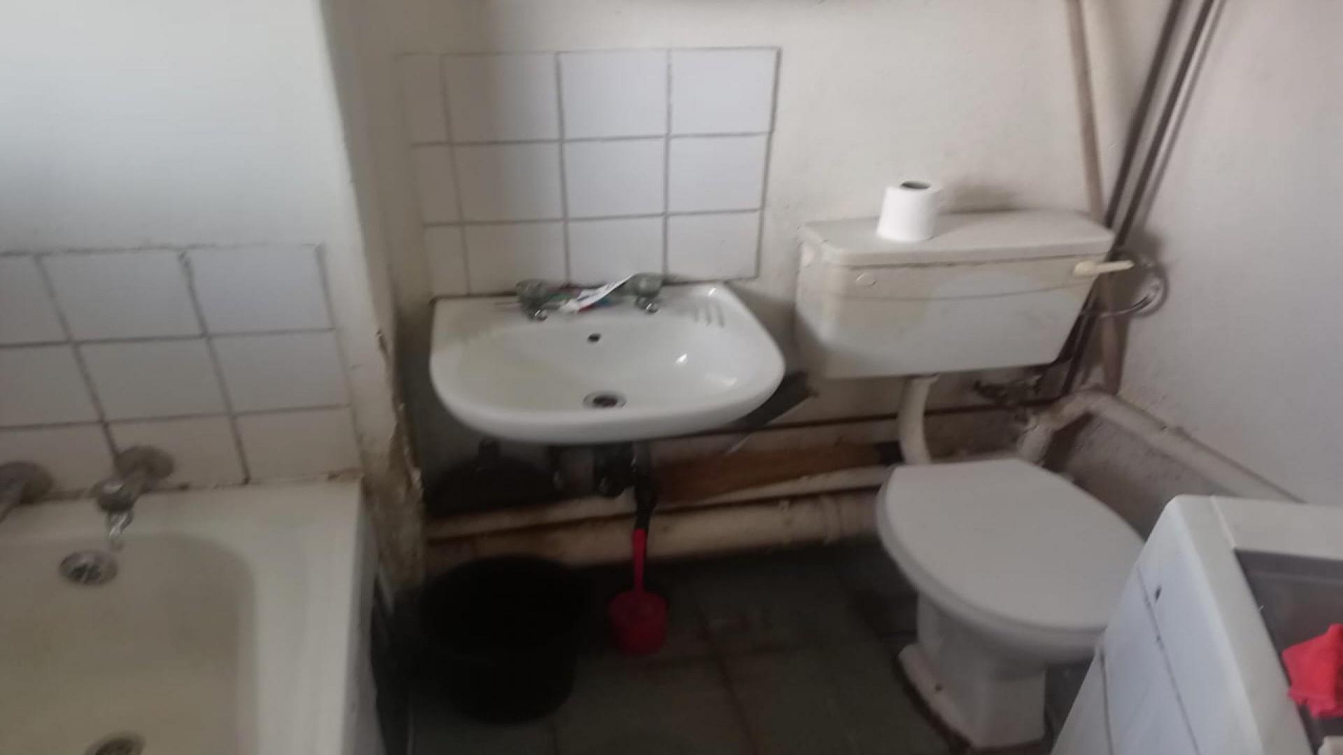 Bathroom 1 of property in Commercia