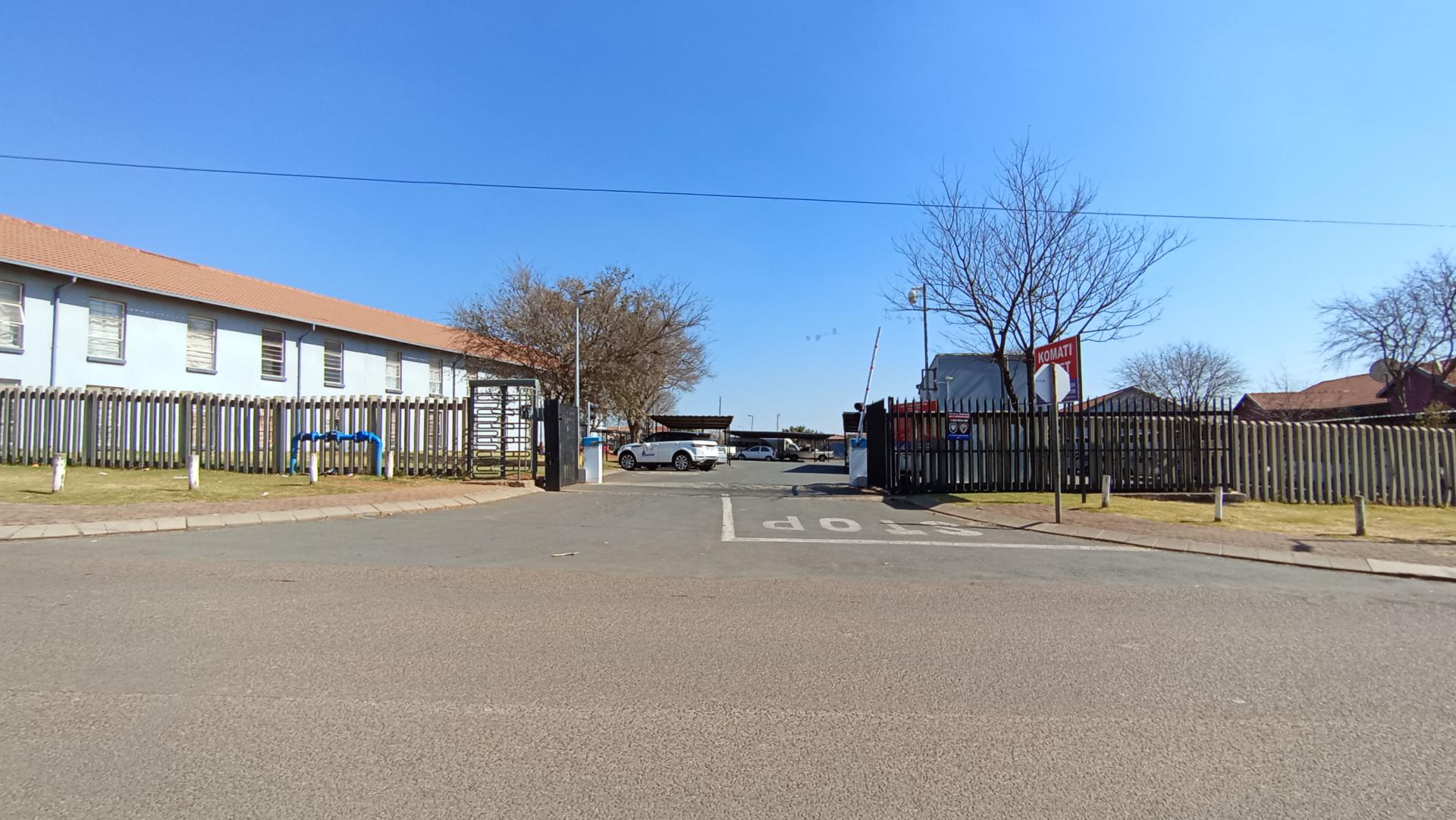 Front View of property in Commercia