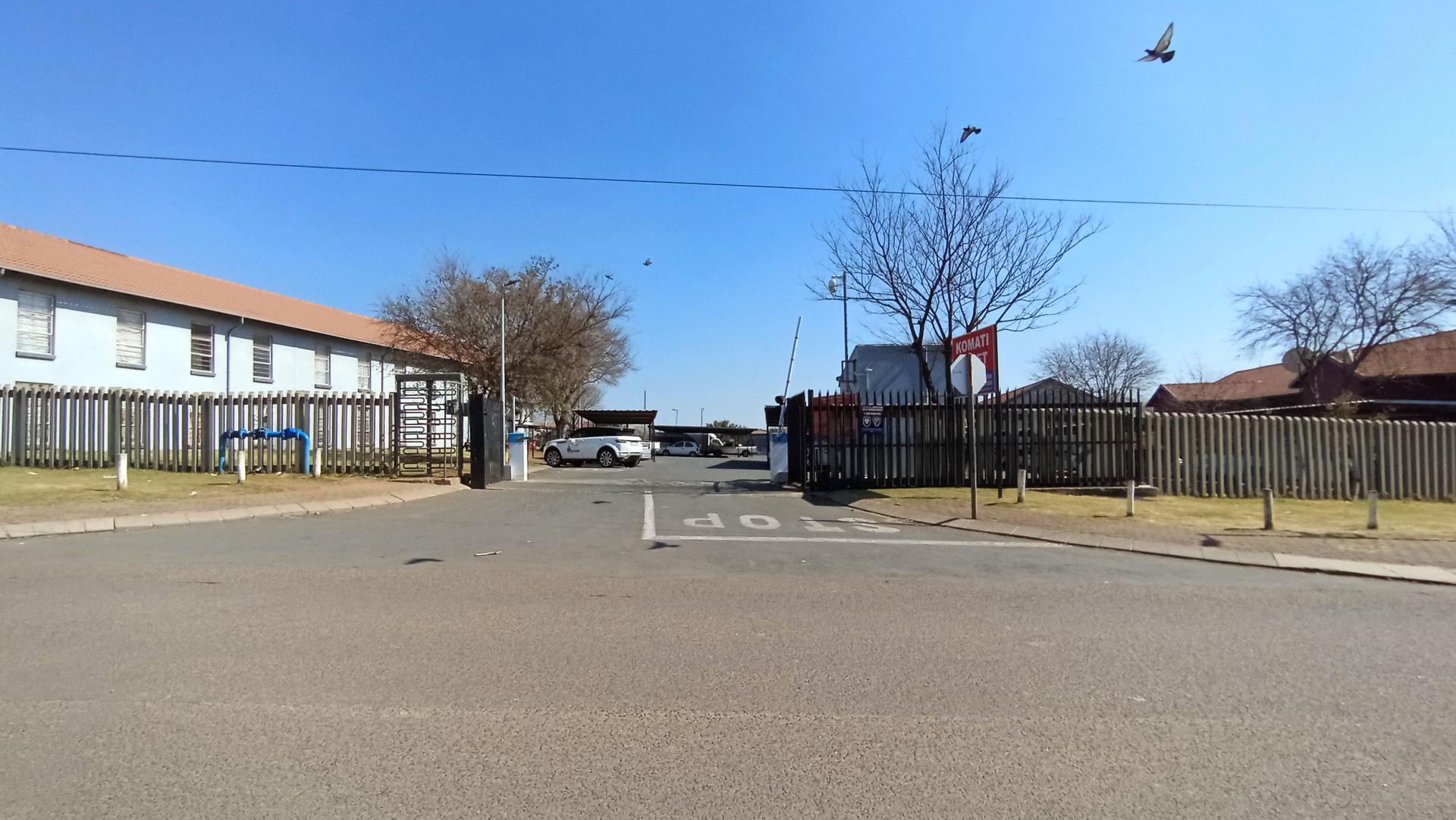 Front View of property in Commercia