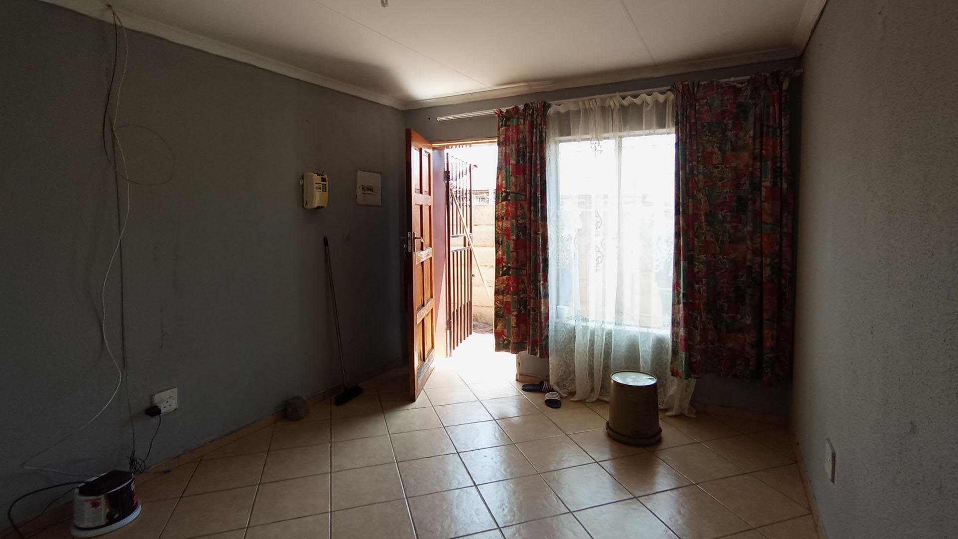 Lounges - 16 square meters of property in Olievenhoutbos