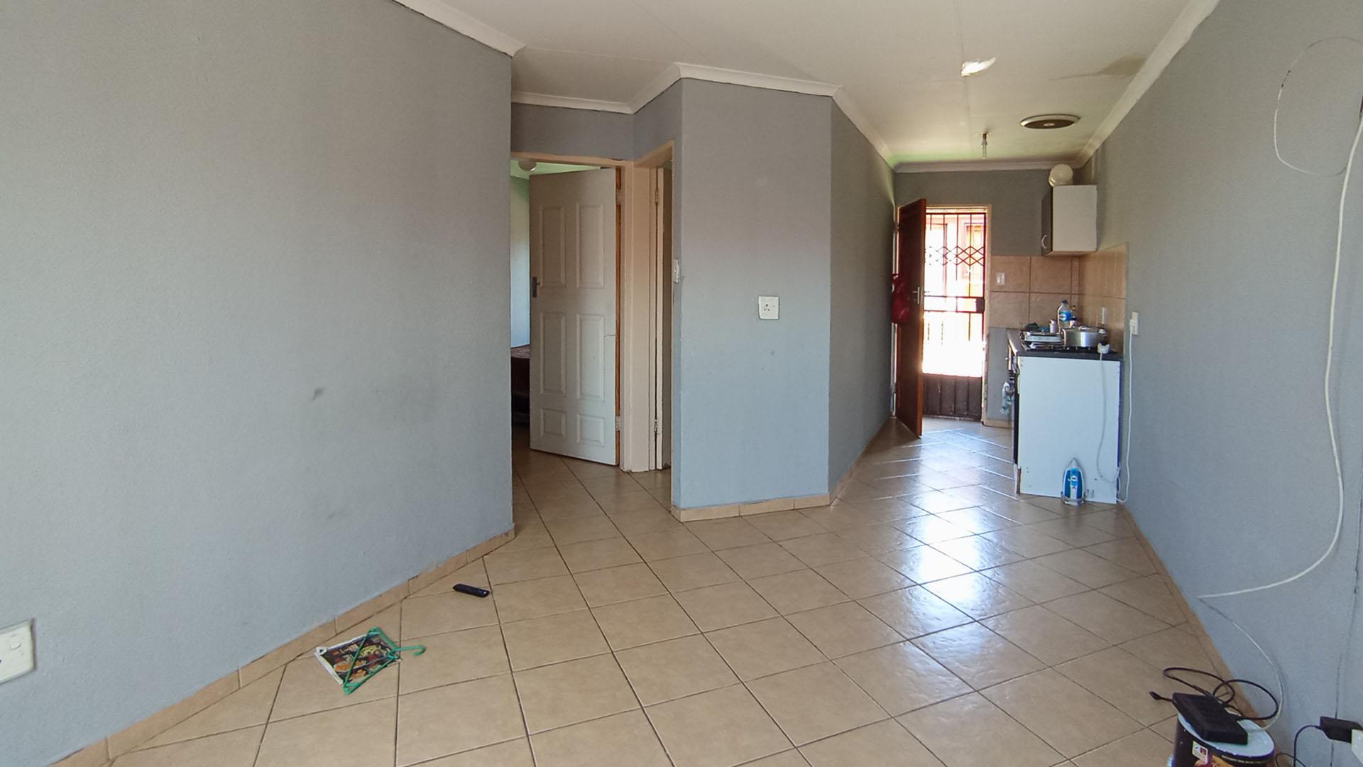 Lounges - 16 square meters of property in Olievenhoutbos