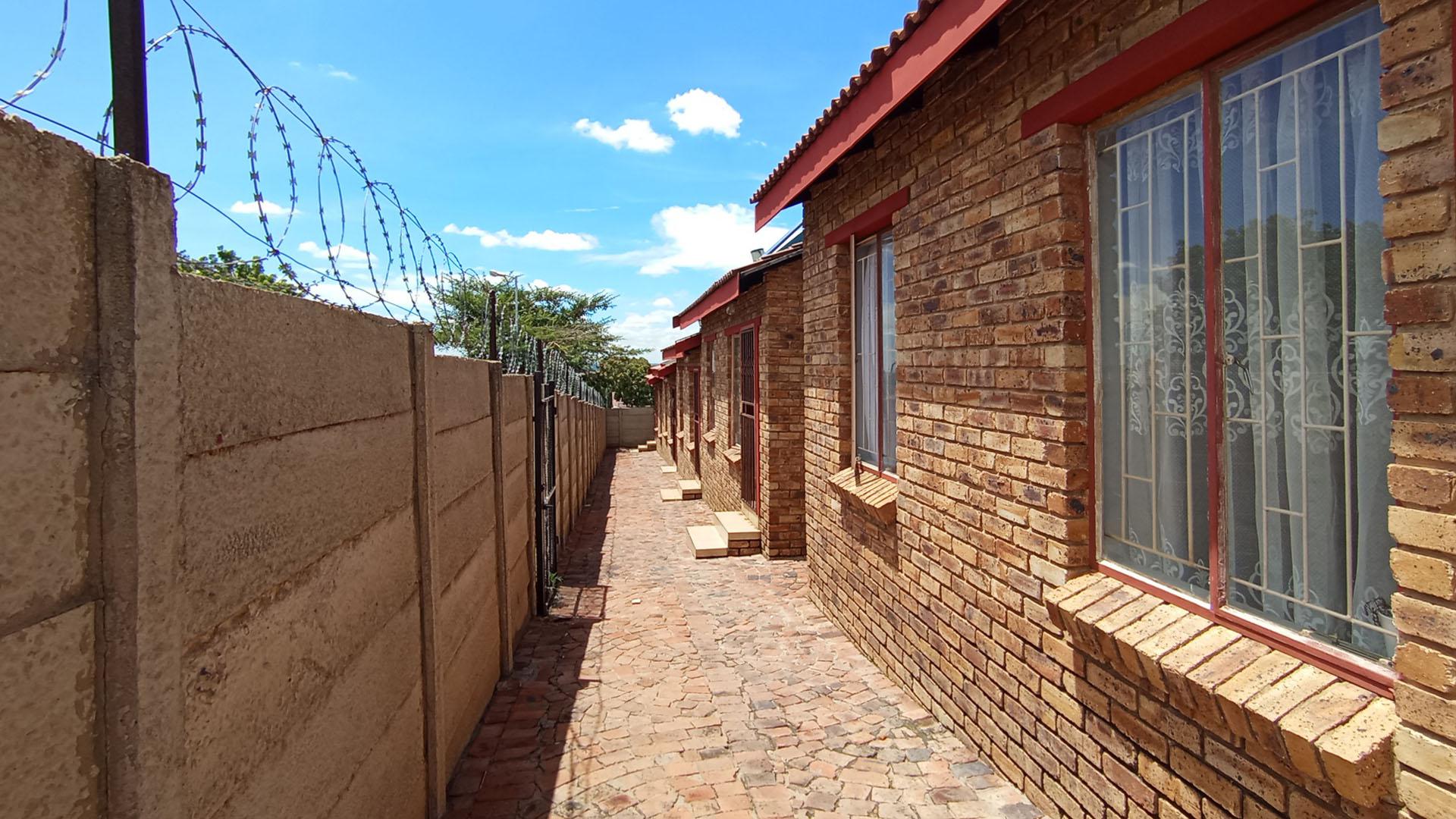 Front View of property in Olievenhoutbos