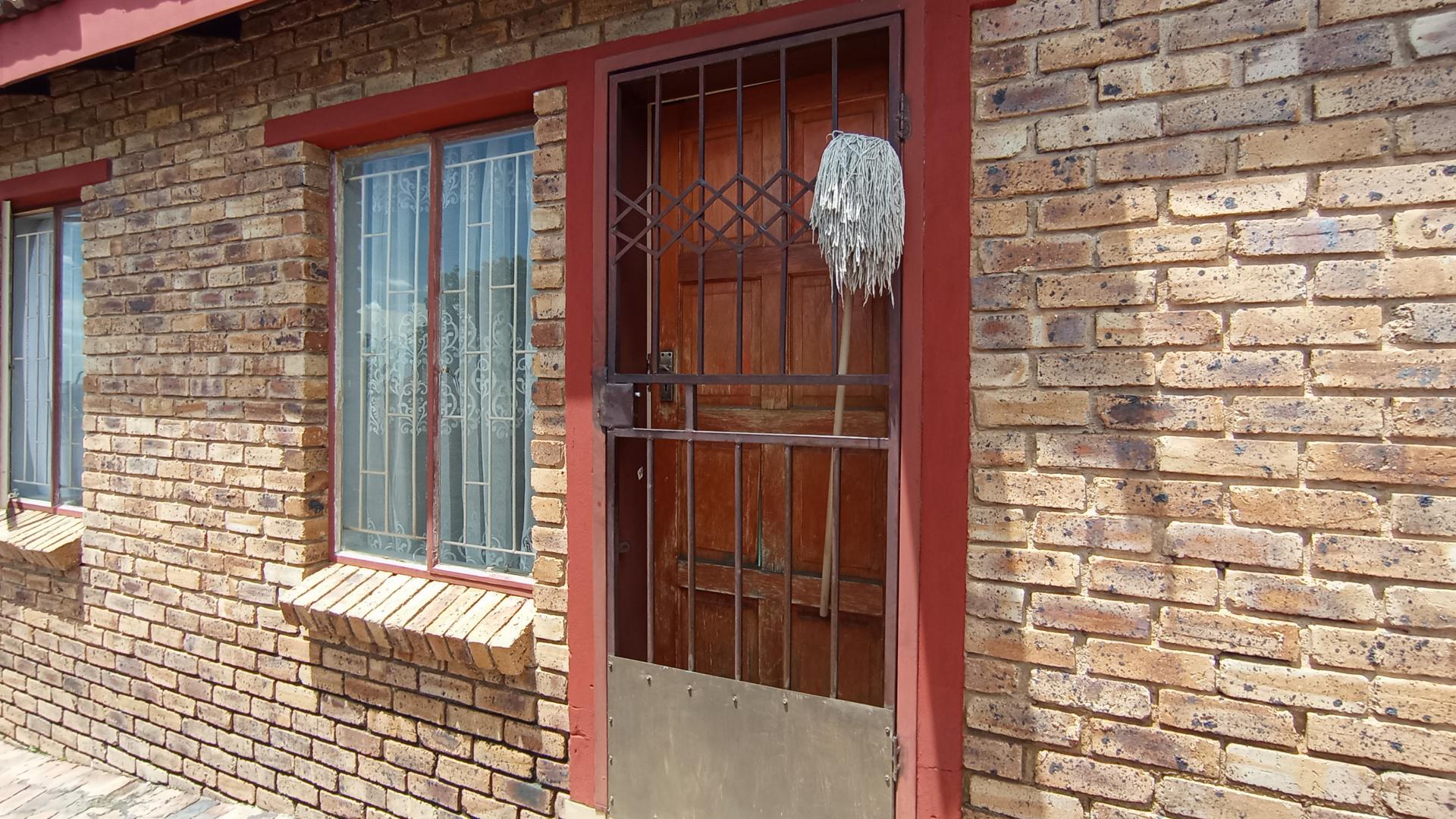 Front View of property in Olievenhoutbos