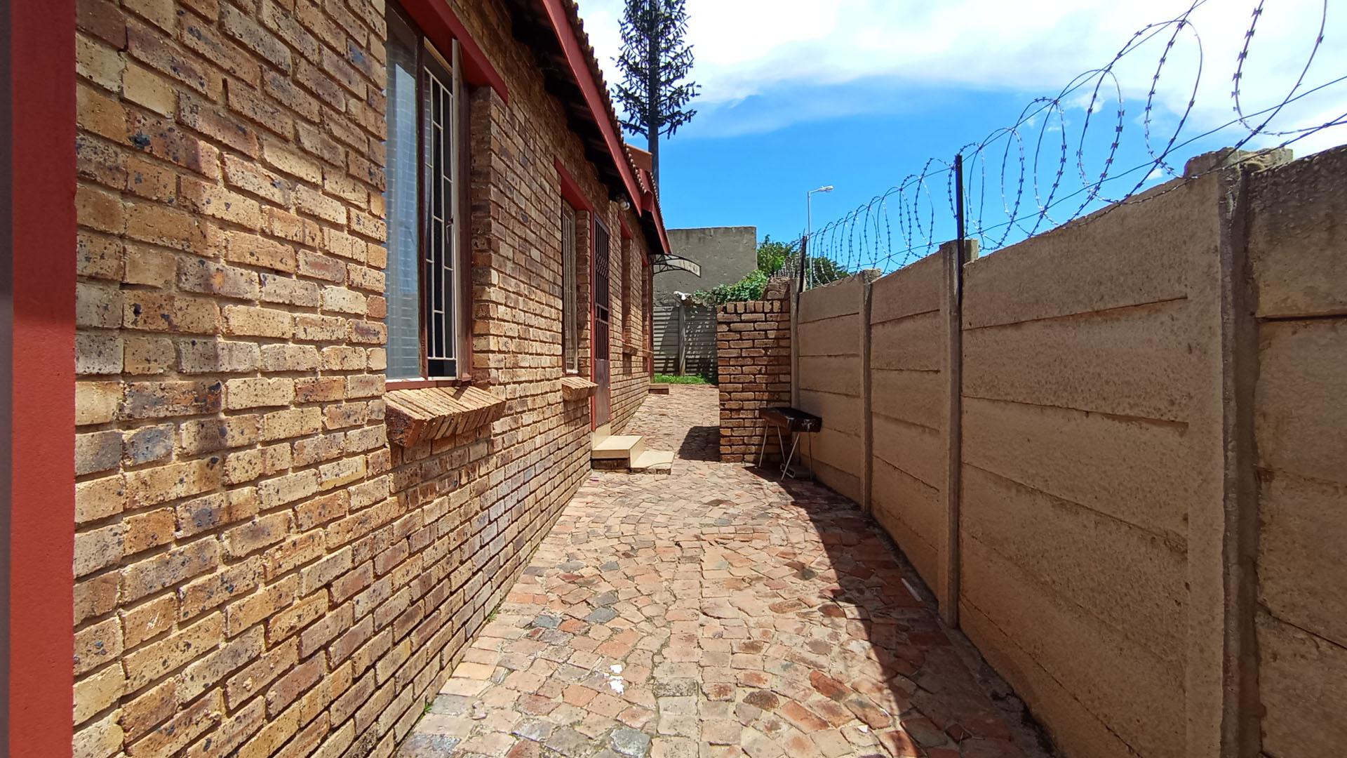 Front View of property in Olievenhoutbos