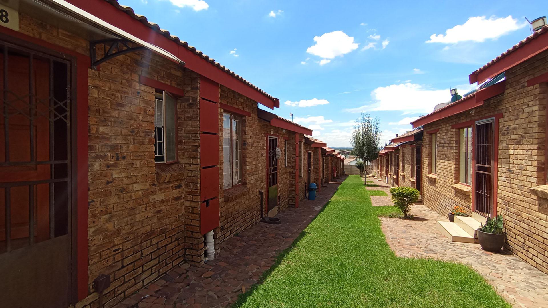 Front View of property in Olievenhoutbos