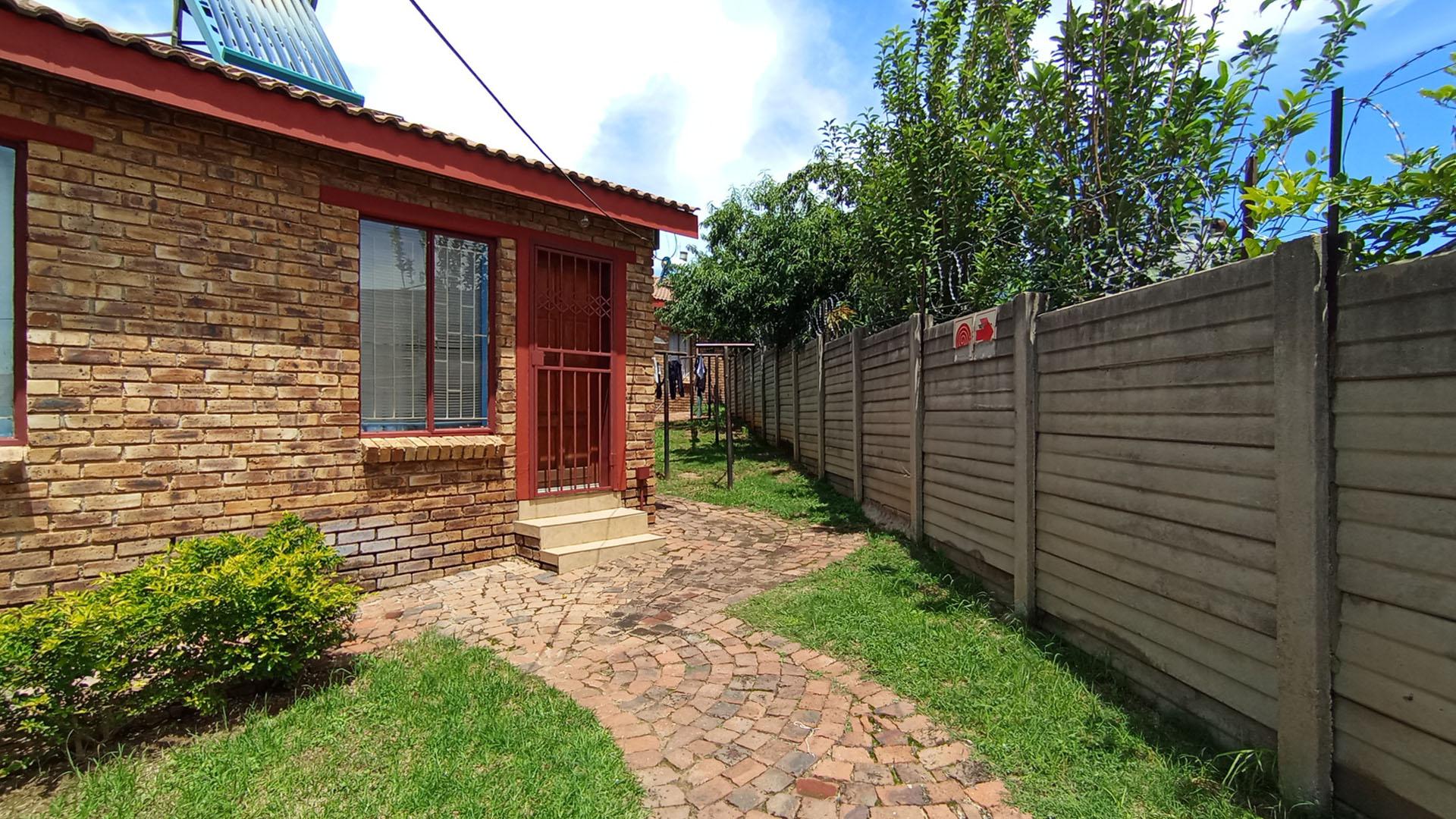 Front View of property in Olievenhoutbos