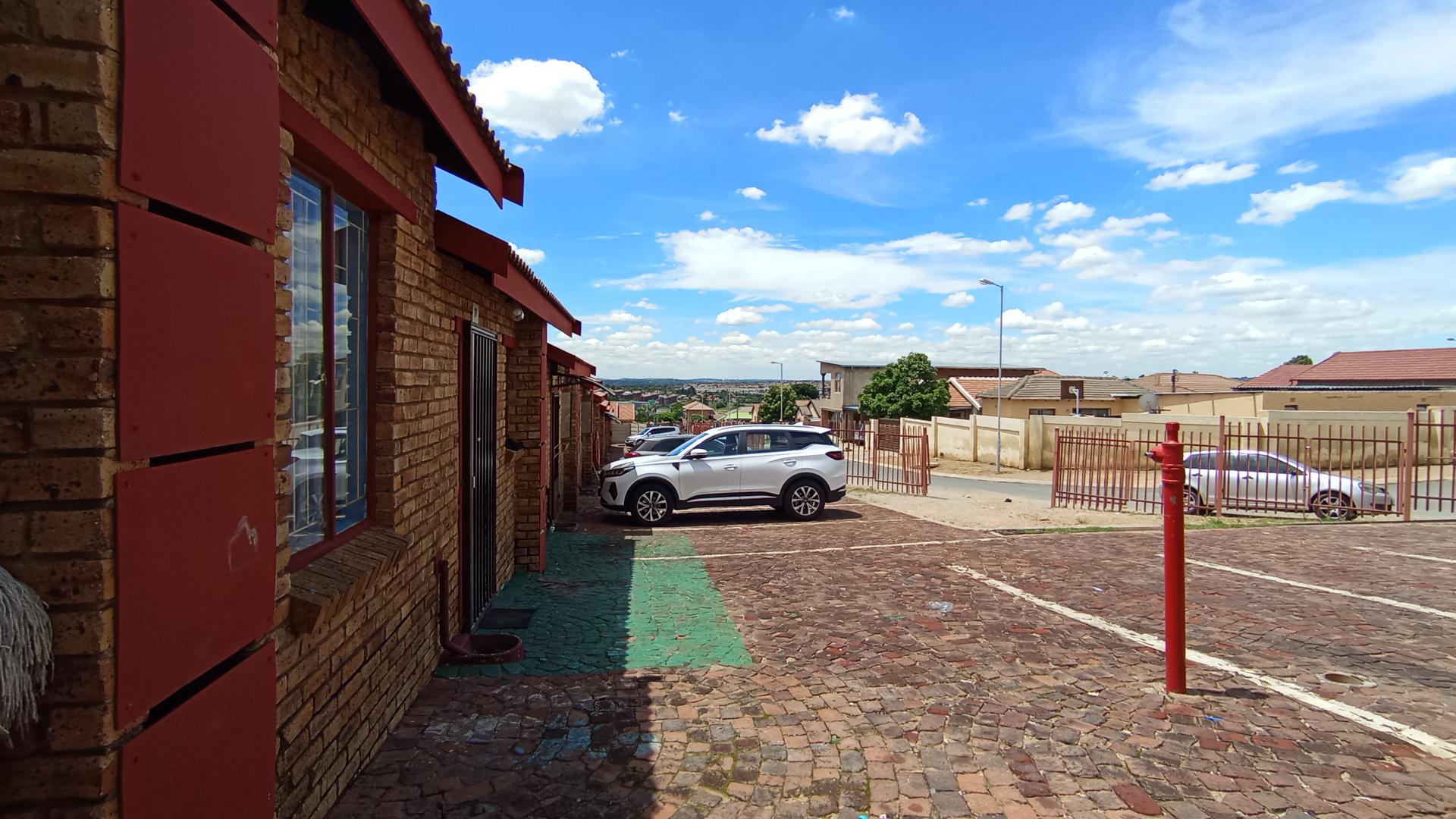 Front View of property in Olievenhoutbos