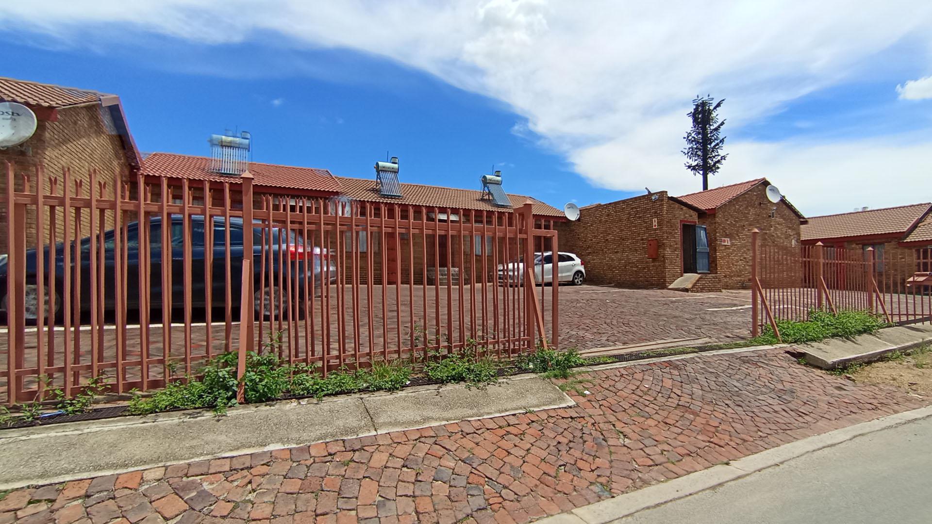 Front View of property in Olievenhoutbos