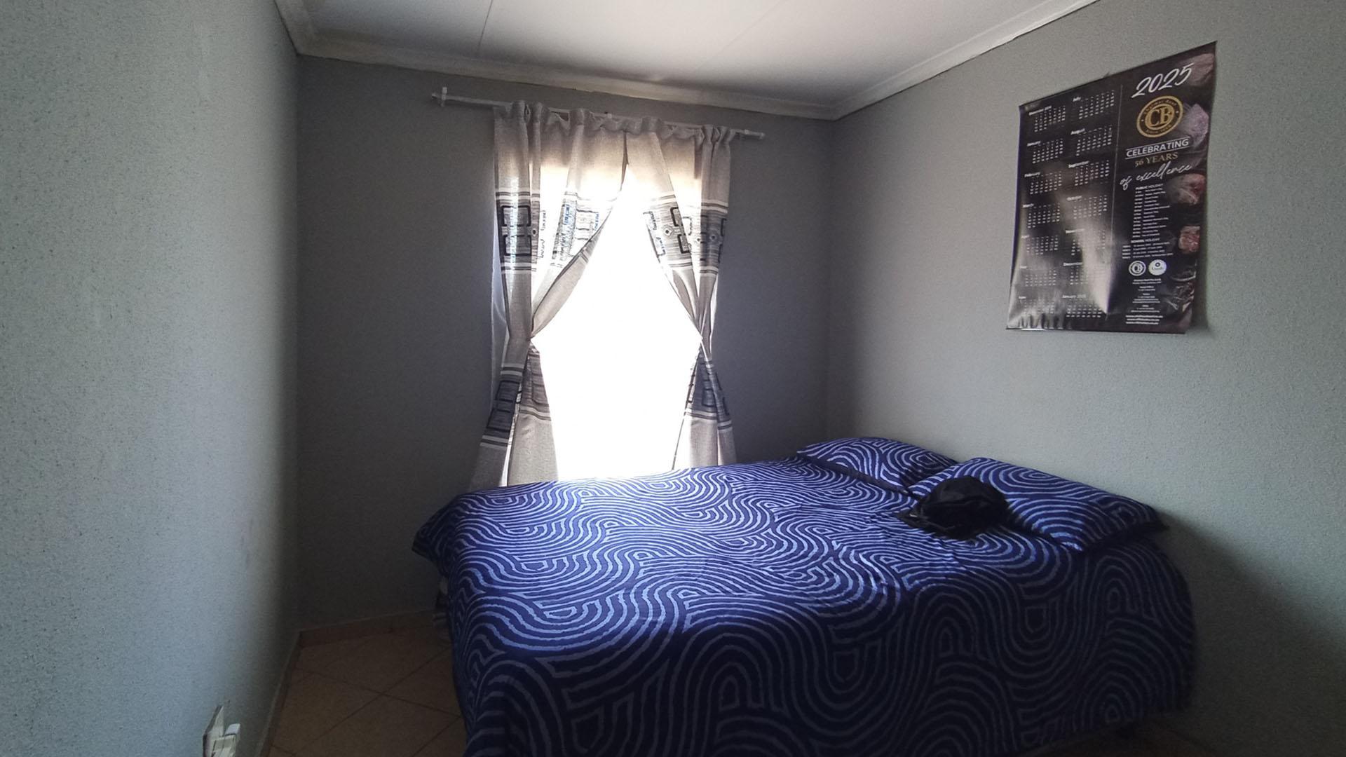 Bed Room 1 - 15 square meters of property in Olievenhoutbos