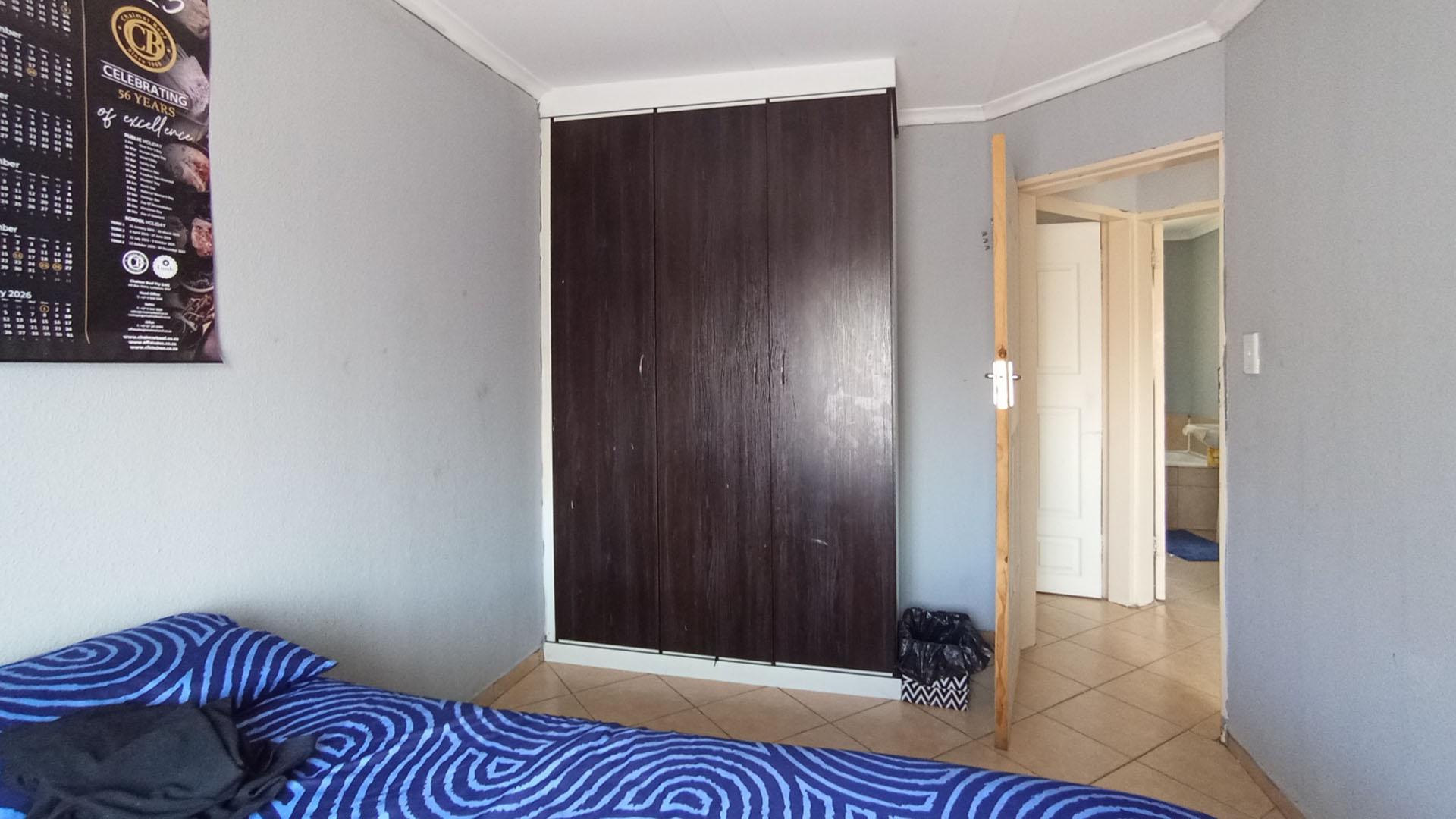 Bed Room 1 - 15 square meters of property in Olievenhoutbos