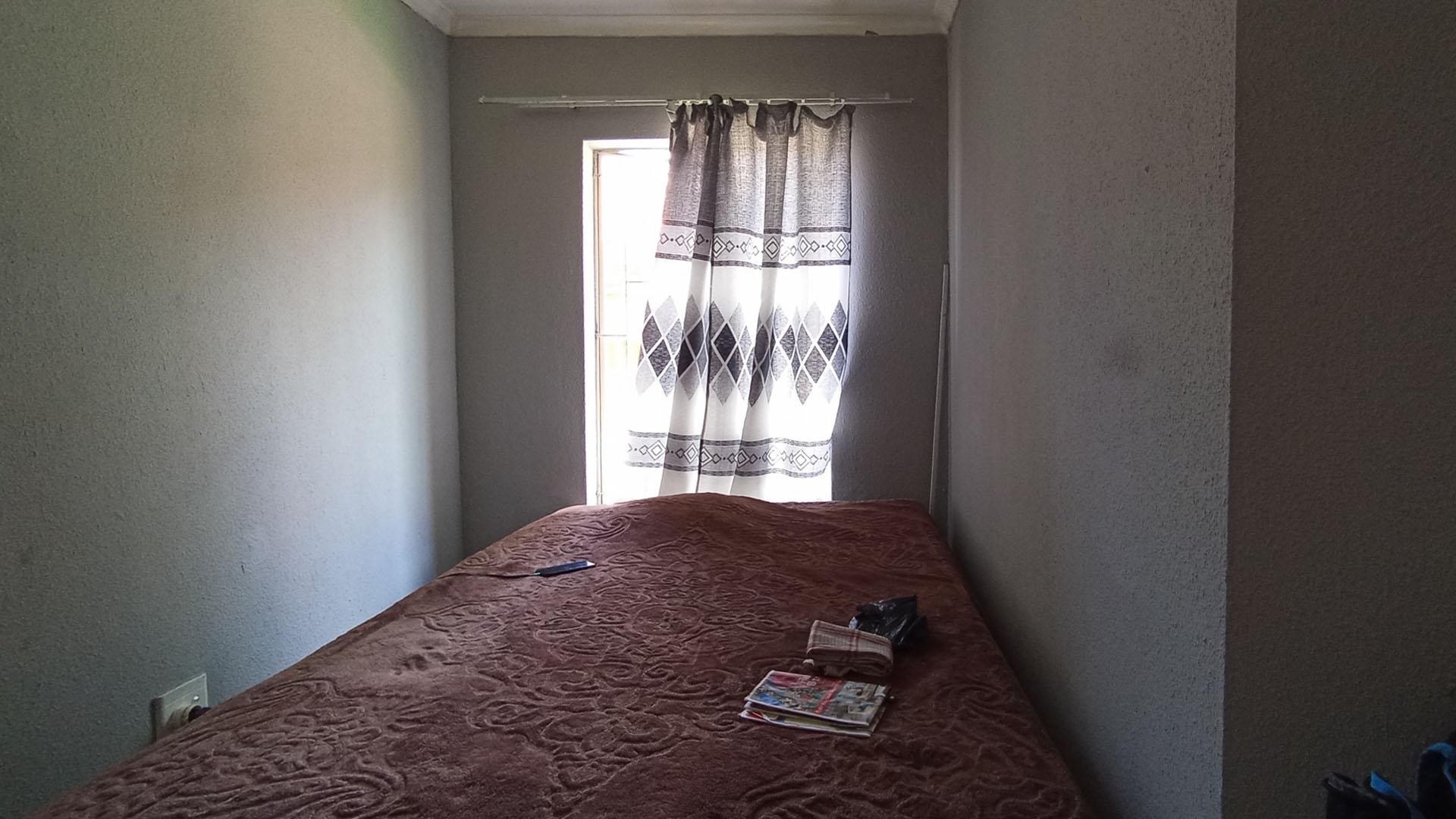 Bed Room 2 - 8 square meters of property in Olievenhoutbos