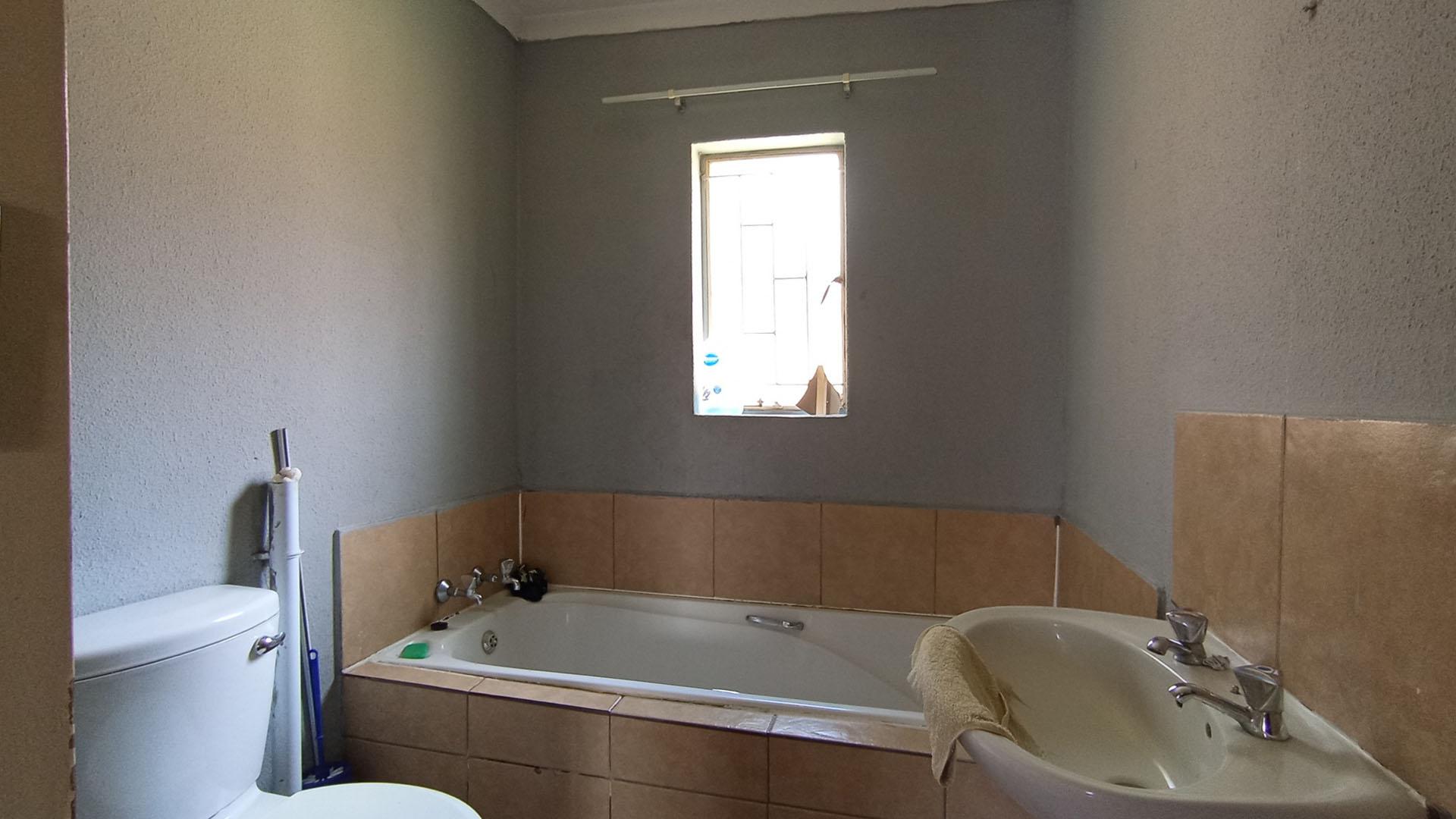Bathroom 1 - 6 square meters of property in Olievenhoutbos
