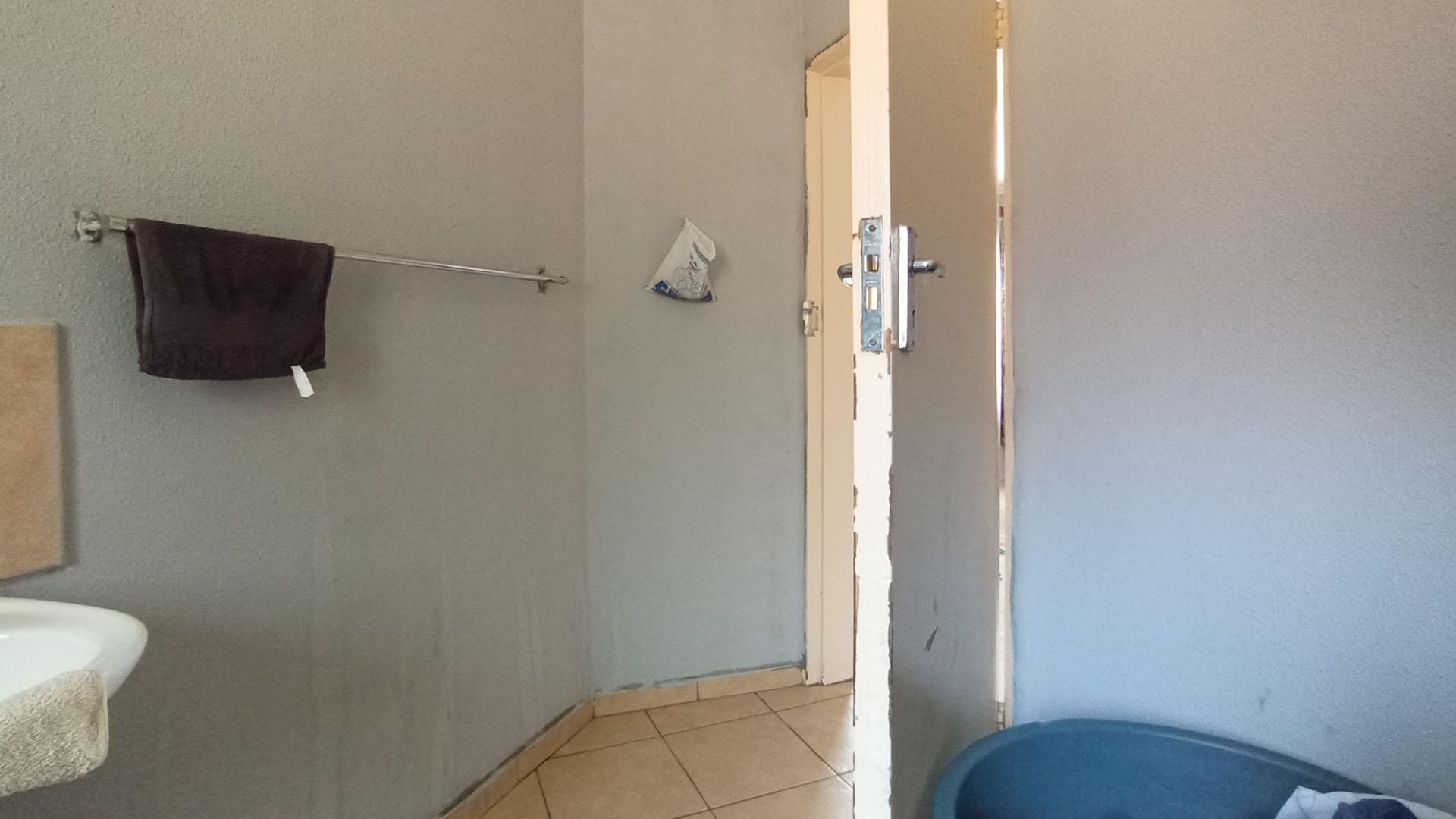 Bathroom 1 - 6 square meters of property in Olievenhoutbos