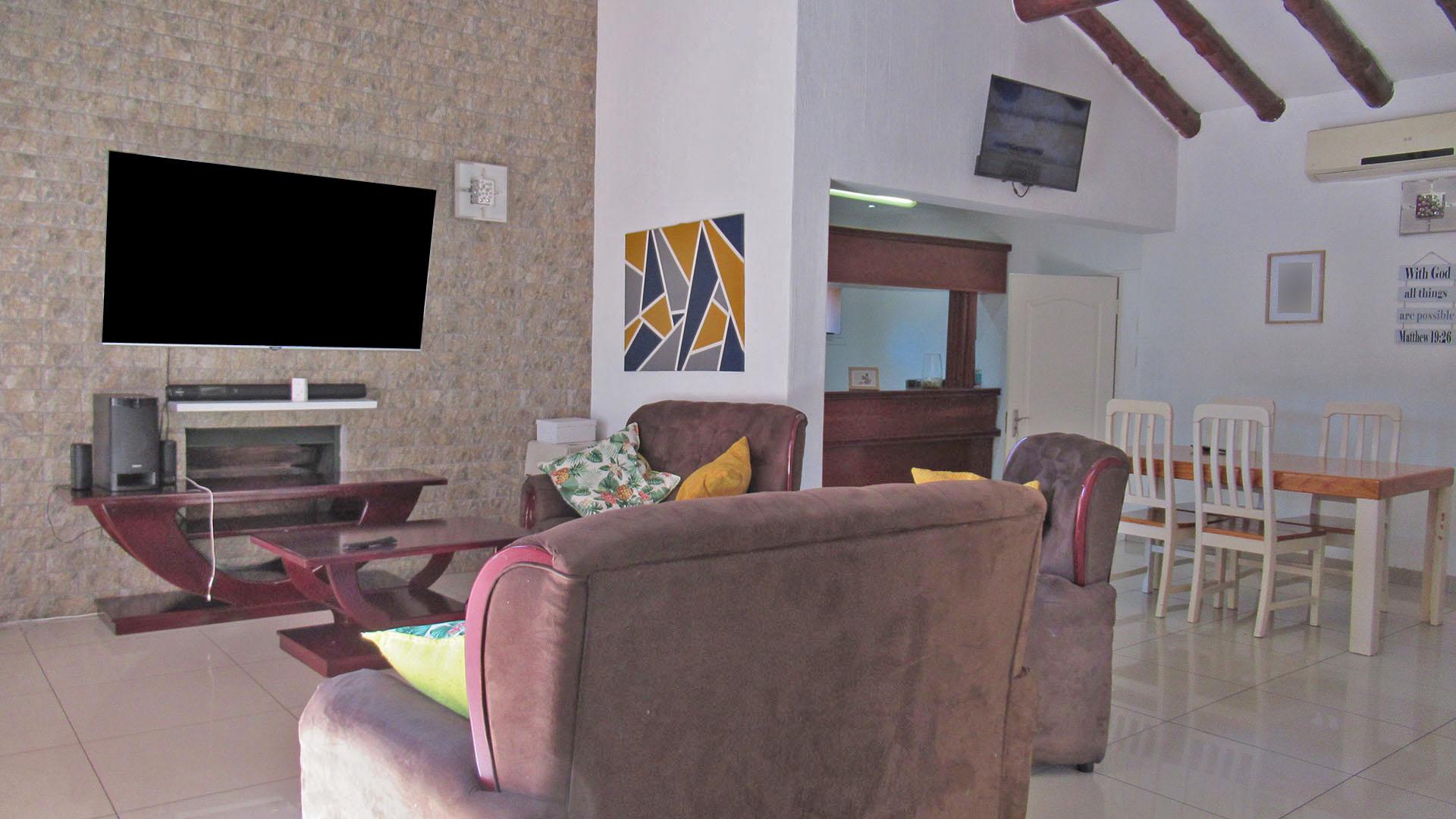 Lounges - 22 square meters of property in Brackendowns