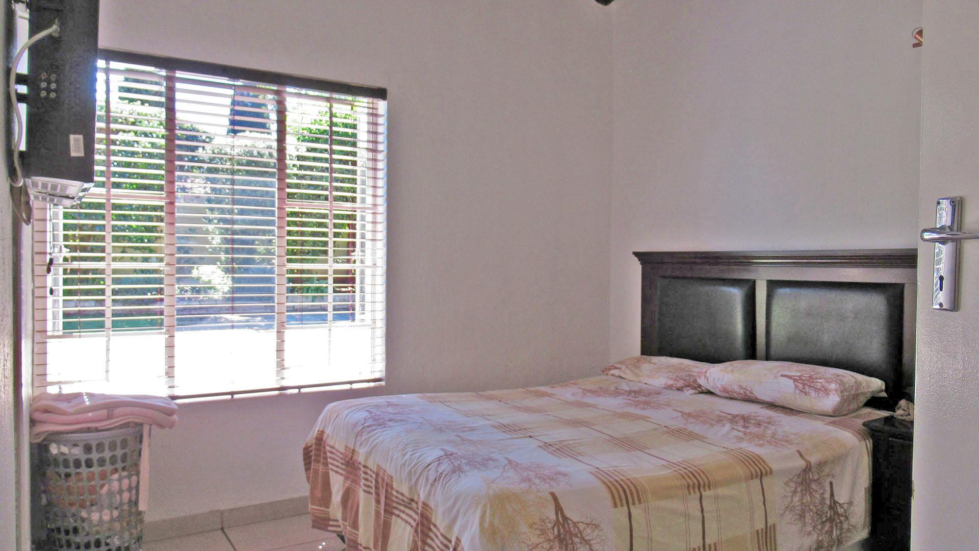 Bed Room 1 - 12 square meters of property in Brackendowns
